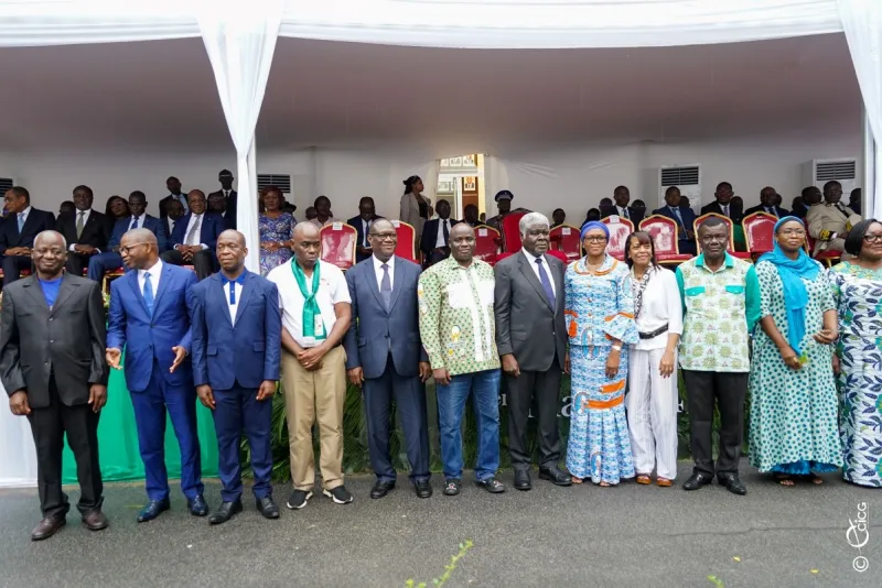 Image de Politique. Le mercredi 1er mai 2024, à l'occasion de la commémoration de la Fête du Travail à Abidjan, le Premier Ministre de la Côte d'Ivoire, Robert Beugré Mambé, a dressé un tableau optimiste de l'économie nationale, soulignant les progrès réalisés et les projets futurs visant à renforcer le bien-être des citoyens. Un environnement propice à la croissance économique Dans son discours, le Premier Ministre a mis en exergue l'impact positif d'un environnement de paix stable sur la dynamique économique du pays. Il a souligné la confiance croissante des partenaires nationaux et internationaux, ainsi que l'augmentation des investissements, renforçant ainsi la résilience de l'économie ivoirienne, dont la croissance est estimée à 7 % pour l'année 2024. Robert Beugré Mambé a également mis en lumière la récente découverte de gisements d'hydrocarbures, tels que Baleine et Calao, dans le bassin sédimentaire ivoirien. Cette découverte prometteuse offre des perspectives d'emploi, de production énergétique et d'amélioration des conditions de vie pour les populations, dynamisant ainsi davantage l'économie nationale. Le gouvernement ivoirien s'est également engagé dans l'amélioration des infrastructures énergétiques et hydrauliques du pays. Un budget important a été alloué pour améliorer la qualité du service électrique dans les régions les moins desservies, avec pour objectif d'atteindre un taux de couverture nationale en électricité de 95 % d'ici 2024. Parallèlement, des projets structurants visent à accroître l'accès à l'eau potable, avec l'objectif ambitieux d'atteindre un taux de couverture de 90 % en zone urbaine d'ici 2025. Initiatives sociales et soutien à l'agriculture Le gouvernement ivoirien a lancé plusieurs initiatives sociales visant à améliorer le bien-être des citoyens, notamment dans les domaines de l'éducation, de la santé et de la création d'emplois. Des mesures ont été prises pour lutter contre la vie chère, telles que le maintien du plafonnement des prix de certains produits de consommation et la distribution gratuite de semences et d'engrais agricoles pour soutenir la production nationale. La Fête du Travail 2024 en Côte d'Ivoire a été l'occasion de mettre en avant les avancées économiques et sociales réalisées sous la direction du Premier Ministre Robert Beugré Mambé. À travers des investissements dans les infrastructures, des initiatives sociales et un soutien accru à l'agriculture, le pays affirme son engagement en faveur du développement durable et de l'inclusion sociale. Alors que la nation célèbre les réalisations passées, elle se tourne également vers l'avenir avec optimisme, consciente des défis à relever pour assurer un avenir prospère à tous ses citoyens.