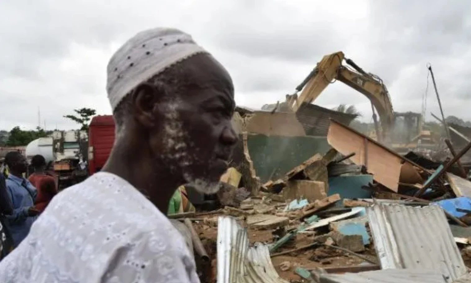 Image de Société. La récente vague de déguerpissements initiée par le District autonome d’Abidjan affecte de nombreux artisans et entreprises artisanales dans la capitale économique de la Côte d'Ivoire. Face à cette situation, la Chambre Nationale de Métiers de Côte d’Ivoire (CNMCI) lance un appel aux artisans pour qu'ils se fassent identifier en vue de bénéficier d'un soutien dans leur plaidoyer pour une indemnisation et un recasement. Plaidoyer pour l'indemnisation et le recasement Dans un communiqué rendu public ce lundi, la CNMCI exhorte les artisans et les entreprises de métiers touchés par les mesures de déguerpissement à s'inscrire auprès des Chambres Régionales de Métiers de leur ressort territorial ou au siège de la CNMCI. L'objectif est de mener un plaidoyer auprès des autorités publiques afin de garantir leur indemnisation et leur recasement dans des conditions appropriées. La CNMCI assure les artisans de son soutien et de sa compassion face à cette épreuve. Elle précise également les lieux où les artisans peuvent s'inscrire pour bénéficier de leur assistance. Ainsi, selon leur lieu de résidence ou d'activité, les artisans peuvent se rendre dans les Chambres Régionales de Métiers situées à Abobo, Treichville ou Yopougon pour entamer les démarches nécessaires. Une contribution essentielle à l'économie locale Cette initiative de la CNMCI vise à garantir que les artisans déguerpis ne soient pas laissés pour compte dans le processus de développement urbain à Abidjan. Ces artisans jouent un rôle crucial dans l'économie locale et contribuent à la richesse culturelle de la ville. Il est donc impératif de veiller à ce qu'ils bénéficient d'un soutien adéquat pour faire face à cette situation difficile. Dans quelle mesure les autorités locales peuvent-elles garantir une indemnisation et un recasement efficaces pour les artisans déguerpis à Abidjan, tout en tenant compte de leurs besoins spécifiques et de leur contribution à l'économie locale ?