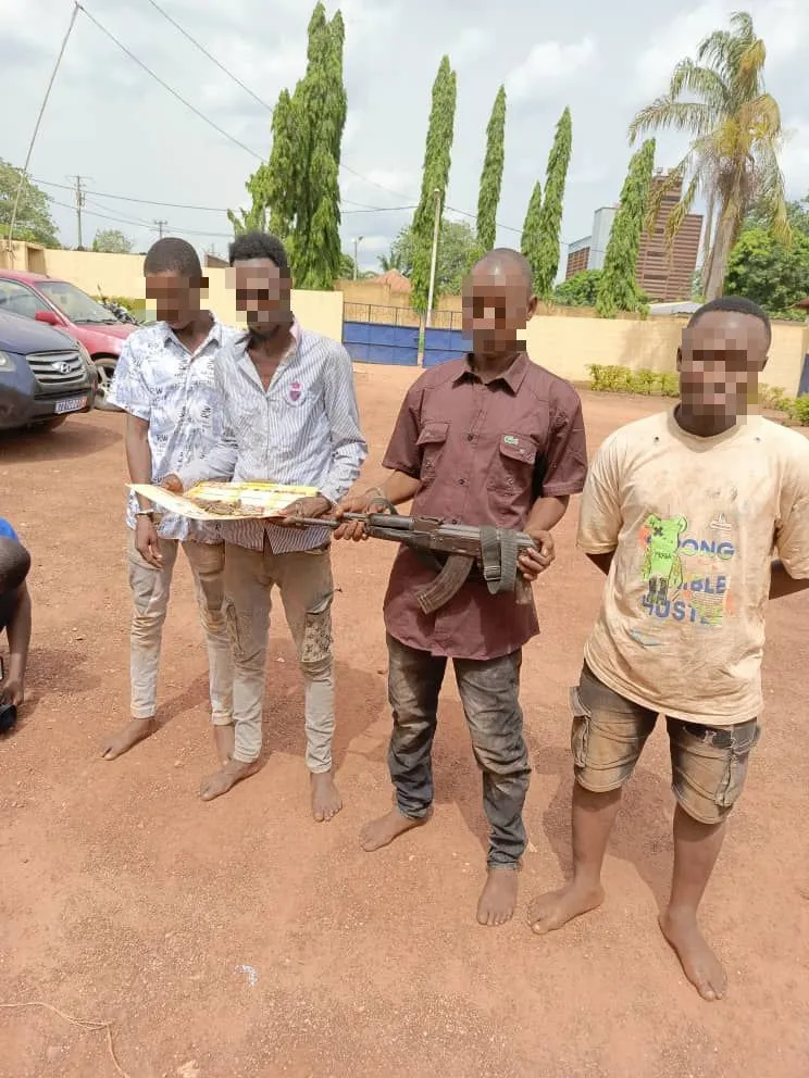 Image de Faits Divers. Samedi dernier, le Service Régional de la Police Judiciaire (SRPJ) de Yamoussoukro a réussi un coup de filet remarquable en appréhendant quatre membres d'un gang de coupeurs de route à Bongouanou. Ces individus, responsables de plusieurs attaques armées dans la région du Moronou, ont été arrêtés suite à une enquête minutieuse. Deux autres membres sont encore en fuite. Les faits : une série de braquages Les activités criminelles de ce gang ont culminé le 22 avril 2024, lorsque des individus armés de machettes et de kalachnikov ont bloqué la route Bongouanou-M'batto, pillant un véhicule de transport en commun. Cette attaque a été l'un des nombreux actes violents perpétrés par ce groupe, semant la terreur parmi les habitants de la région. Alerté par ces événements, le Commissaire Principal de Police, Begromissa Bertrand, a rapidement ordonné une enquête conjointe avec le Commissariat de Police de Bongouanou. Les investigations du SRPJ ont conduit à l'arrestation de quatre membres du gang : B. Amadou, C. Oumar, D. Arouna, et S. Ismaël. Ces individus ont été appréhendés et interrogés, révélant des détails sur leurs activités criminelles. Confessions et découvertes Les interrogatoires ont été fructueux. Les membres du réseau ont avoué leur participation à plusieurs attaques, détaillant leurs méthodes et leurs complices. Des perquisitions ont permis de retrouver des biens volés, ainsi qu'une arme de type kalachnikov cachée dans les broussailles du village d'Ahouabo. Les autorités continuent de rechercher deux autres membres du gang encore en fuite. Le succès de cette opération a été salué par les autorités locales et nationales. Le Ministère de l'Intérieur a exprimé sa satisfaction quant à l'efficacité des forces de sécurité dans la lutte contre la criminalité. Cependant, des questions subsistent sur les causes sous-jacentes de la montée de la criminalité dans la région et sur les mesures à prendre pour assurer la sécurité des citoyens. Alors que les membres du gang sont en détention en attendant leur procès, les autorités intensifient leurs efforts pour capturer les deux fugitifs toujours en liberté. En parallèle, des mesures sont envisagées pour renforcer la sécurité dans la région et prévenir de futurs actes criminels. La question demeure : quelles actions seront prises pour garantir la sécurité des habitants de Bongouanou et de ses environs ? Cette arrestation est une victoire importante dans la lutte contre la criminalité, mais elle soulève également des questions sur les défis persistants en matière de sécurité dans la région.