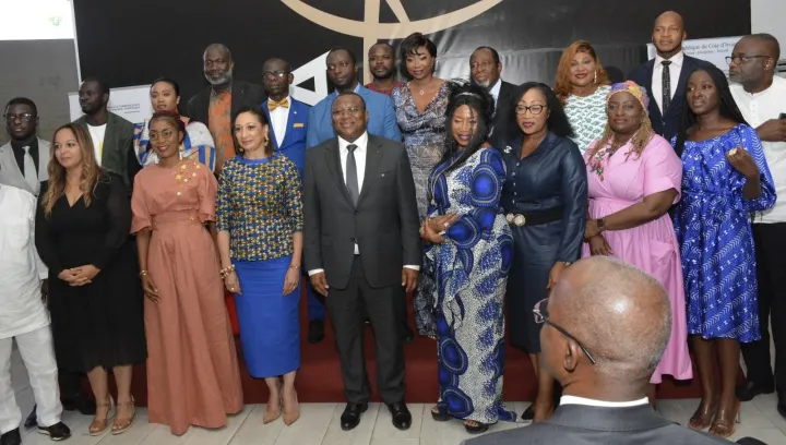 Image de Événements/Sorties. Le Salon International du Contenu Audiovisuel d'Abidjan (SICA) a amorcé son édition 2024 avec un lancement empreint de promesses et d'enthousiasme. Réunissant les principaux acteurs de l'industrie audiovisuelle, cet événement phare s'est ouvert sur des discours soulignant son importance pour la Côte d'Ivoire et l'Afrique dans son ensemble. L'Envergure du SICA 2024 Lors de la cérémonie de lancement, Jean Martial Adou, Commissaire général du SICA, a mis en lumière l'ampleur de cette initiative pour la Côte d'Ivoire. Il a souligné le rôle du SICA comme une plateforme offrant une vitrine mondiale à la richesse culturelle et à la créativité contemporaine du pays. Les professionnels du secteur ont été remerciés pour leur contribution et le soutien des partenaires et sponsors a été salué. Le représentant de la ministre de la Culture et de la Francophonie, monsieur Thiam Hassane, a souligné l'importance stratégique du SICA dans la mise en valeur du paysage audiovisuel ivoirien, africain et mondial. Cette plateforme offre une opportunité unique de promouvoir la diversité et la richesse des contenus produits sur le continent et au-delà. Le ministre du Tourisme et des Loisirs, Siandou Fofana, a mis en lumière le potentiel de l'audiovisuel pour la jeunesse ivoirienne, soulignant l'importance de fournir des contenus pertinents et attrayants pour cette tranche de la population. Cette observation souligne l'impératif d'innovation et de diversification dans la création de contenu audiovisuel. Soutien Institutionnel et Engagement Politique Le Ministère de la Communication, porté par le ministre Amadou Coulibaly, a exprimé son engagement envers le SICA et son intégration dans la vision de développement nationale. Cette démarche s'inscrit dans une volonté politique visant à positionner l'industrie créative au cœur de la croissance économique et sociale de la Côte d'Ivoire. Le thème central de la 2e édition SICA 2024, « Innovation, diversité et financement dans le secteur audiovisuel et cinématographique », annonce une réflexion approfondie sur les défis et les opportunités du secteur. À travers des présentations, des ateliers et des panels, cet événement promet de catalyser des solutions novatrices pour une nouvelle ère du contenu audiovisuel en Afrique. En quoi le SICA 2024 peut-il contribuer à renforcer la position de l'Afrique dans l'industrie mondiale du contenu audiovisuel et cinématographique, et quelles mesures peuvent être prises pour pérenniser cet impact au-delà de l'événement lui-même ?