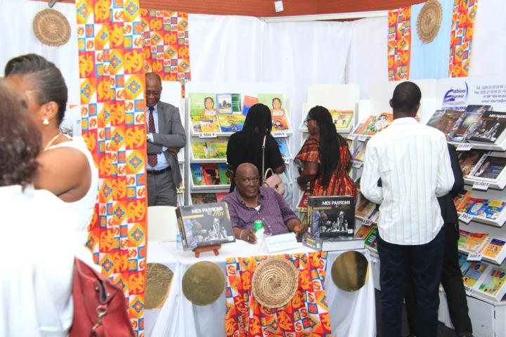 Image de Littérature. L'effervescence littéraire se prépare à envahir Abidjan avec la 14ème édition du Salon International du Livre, annoncée du 14 au 18 mai 2024. Sous le thème "Le livre, un pari toujours gagnant", cet événement majeur réunit les amoureux de la littérature, les écrivains, les éditeurs et les passionnés de lectures autour d'une diversité culturelle et linguistique sans pareille. Découvrons en détail les temps forts de cette édition prometteuse. Célébration de la diversité littéraire: Un événement sous le signe de l'innovation Le Salon International du Livre d'Abidjan, placé sous la présidence du ministère de la Culture et de la Francophonie, s'annonce comme un rendez-vous incontournable pour la scène littéraire africaine et francophone. Cette année, le SILA innove en accueillant la République du Kenya en tant que Pays Invité d'Honneur, une première qui témoigne de l'ouverture du salon aux cultures littéraires au-delà du monde francophone. Avec Serge Bilé comme Auteur à l'honneur, ce salon promet une exploration riche et variée des cultures nègres à travers les mots. La présence de Danièle Ben Yahmed, de Lawrence Njagi, de Paule Constant, de Jean-Pierre Langellier, et d'Alexis Onestas, parmi d'autres invités spéciaux, promet des échanges riches et stimulants. Le SILA 2024 propose également une série d'innovations, telles que le SILA Business, le SILA Legend, le SILA Scrabble, et la diffusion de fonds littéraires dans plusieurs langues. Ces initiatives visent à dynamiser le salon et à offrir aux participants une expérience unique, alliant rencontres professionnelles, compétitions ludiques et découvertes littéraires. Promotion de la lecture et de la création littéraire: Objectifs du SILA Depuis sa création par l'Association des Éditeurs de Côte d'Ivoire (ASSEDI) en 1999, le Salon International du Livre d'Abidjan s'est imposé comme un rendez-vous majeur de la scène littéraire africaine. Au-delà de sa vocation commerciale, le SILA vise à promouvoir la lecture, à encourager la création littéraire, et à favoriser les échanges culturels entre les pays africains. En célébrant les talents littéraires, en stimulant le goût de la lecture et en décloisonnant les barrières linguistiques et culturelles, le SILA contribue à enrichir le paysage littéraire africain et à renforcer la coopération entre les acteurs du secteur. Après le succès de la précédente édition qui a rassemblé plus de 115 000 visiteurs et participants, le SILA 2024 ambitionne de faire encore mieux. Avec une programmation riche et variée, des activités innovantes et une diversité culturelle à l'honneur, cette édition s'annonce comme un moment fort pour la littérature africaine et francophone. Le Commissaire général du salon aspire à maintenir le cap de l'excellence et à offrir aux participants une expérience inoubliable. Face à cette diversité culturelle et linguistique célébrée lors du SILA 2024, quelle est votre attente principale en tant que participant ou observateur de cet événement littéraire ? à Abidjan: Rendez-vous littéraire du 14 au 18 mai 2024.