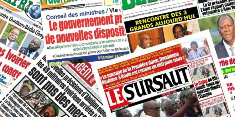 Image de Société. Le classement annuel de Reporter Sans Frontière (RSF) sur la liberté de la presse a révélé une nouvelle déception pour la Côte d’Ivoire en 2024. Malgré les efforts déployés, le pays a enregistré une baisse dans son score global, suscitant des interrogations sur les obstacles persistants à une presse libre et indépendante. Une Baisse Inquiétante dans le Classement 2024 Classée 53e avec un score de 66,89, la Côte d’Ivoire a perdu un point par rapport à l'année précédente, révélant un déclin inquiétant dans la protection et la promotion de la liberté de la presse. RSF souligne que cette régression est attribuée à plusieurs facteurs, qui mettent en lumière les défis persistants auxquels les médias ivoiriens sont confrontés. Sur le plan politique, RSF met en évidence l'étroite relation entre la liberté de la presse et le contexte politique. Malgré des avancées, l'influence de certains partis et responsables politiques dans les médias reste préoccupante. La Radio-Télévision Ivoirienne (RTI) est particulièrement citée comme un média d'État favorisant l'image du gouvernement et du président, au détriment d'une information impartiale et pluraliste. Cadre Législatif et Régulation Médiatique La régulation de la presse en Côte d’Ivoire est assurée par deux organes : l'Autorité Nationale de la Presse (ANP) pour la presse écrite et numérique, et la Haute Autorité de la Communication Audiovisuelle (HACA) pour les radios et télévisions. Bien que ces organes disposent de pouvoirs de sanction, leur efficacité est parfois remise en question, notamment en ce qui concerne l'impartialité de leurs décisions et leur capacité à garantir une véritable liberté d'expression. Sur le plan de la sécurité, RSF souligne les défis auxquels sont confrontés les journalistes d’investigation en Côte d’Ivoire. Les tentatives de corruption, les actes d'intimidation et les arrestations arbitraires sont monnaie courante, témoignant d'un climat hostile à l'exercice du journalisme indépendant et critique. Les attaques contre les locaux des médias ajoutent une dimension supplémentaire de préoccupation quant à la sécurité des professionnels de l'information. Face à ces défis persistants, quelles mesures supplémentaires les autorités ivoiriennes pourraient-elles prendre pour promouvoir une presse libre et indépendante, essentielle pour une démocratie vibrante et transparente ?