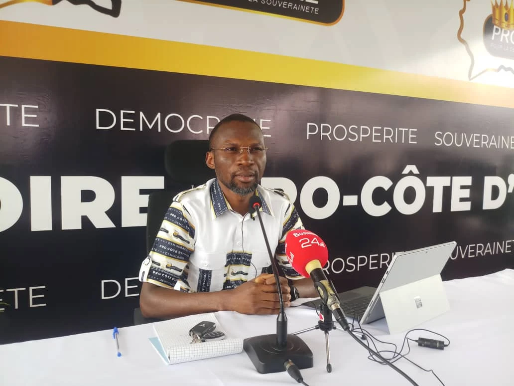 Image de Politique. Alors que l'échéance électorale d'octobre 2025 approche à grands pas, les candidats à la présidence de la Côte d'Ivoire commencent à dévoiler leurs programmes et leurs préoccupations. Parmi eux, Kévin Fiéni Koffi, président de Pro Côte d'Ivoire pour la Démocratie, la Prospérité et la Souveraineté (PROCI DPS), a pris la parole lors d'une conférence de presse le 1er mai 2024 pour mettre en lumière les défis majeurs auxquels le pays est confronté, notamment le coût élevé des cautions de maison et de l'électricité. Une réflexion sur le coût de la vie Lors de cette rencontre médiatique, Kévin Fiéni Koffi a souligné l'importance de susciter un véritable débat sur les questions fondamentales qui touchent les citoyens ivoiriens. Parmi les sujets abordés, il a mis en avant le problème des cautions de maison, déplorant les pratiques abusives de certains propriétaires qui exigent des sommes exorbitantes, bien au-delà des standards fixés par la loi. Le président de PROCI DPS a pointé du doigt l'inflation des prix dans le secteur immobilier, tant pour l'achat que pour la location de biens. Selon lui, cette situation contribue de manière significative à la hausse générale du coût de la vie en Côte d'Ivoire. Il a également insisté sur la responsabilité du gouvernement dans la résolution de cette problématique, appelant à une politique immobilière plus équitable et transparente. Outre les défis liés au logement, Kévin Fiéni Koffi a dénoncé le système de "pas-de-porte" qui entrave l'essor des jeunes entrepreneurs en limitant leur accès aux locaux commerciaux. Cette pratique, largement répandue, constitue un frein supplémentaire à la création d'entreprises et à la dynamisation de l'économie locale. L'augmentation du coût de l'électricité Enfin, le candidat à la présidentielle a également abordé la question brûlante de l'augmentation récente des tarifs de l'électricité par la Compagnie Ivoirienne d'Électricité (CIE). Pour Kévin Fiéni Koffi, cette hausse, survenue dans un contexte où de nombreux ménages subissent déjà les conséquences économiques de la crise, soulève des interrogations légitimes quant à la gestion des ressources énergétiques du pays. À l'approche des élections présidentielles, les discours des différents candidats sont amenés à se multiplier, chacun cherchant à attirer l'attention des électeurs sur les questions qui leur semblent cruciales. La conférence de presse de Kévin Fiéni Koffi marque le début d'une période intense de débats et de propositions, dans laquelle les citoyens seront invités à choisir le projet de société qui répond le mieux à leurs aspirations et à leurs besoins. Quelle sera la réponse des autres candidats à ces préoccupations soulevées par Kévin Fiéni Koffi ? La question du coût de la vie et de l'accès aux services essentiels sera-t-elle au cœur des débats de la campagne électorale à venir ?