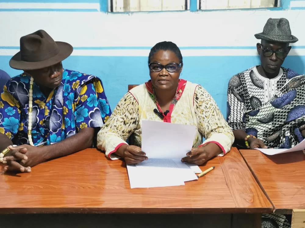 Image de Société. Dans un contexte de tensions croissantes, la Coalition des Victimes et des Menacés de Déguerpissements (COVIMEDE-CI) a organisé une conférence de presse le 2 mai 2024 pour dénoncer le retard dans la mise en œuvre de la cellule spéciale proposée par le Premier Ministre Robert Beugré Mambé et la reprise des déguerpissements. Les douze revendications présentées par la porte-parole de la COVIMEDE-CI, Koné Rose, victime de Gesco Cité Eden, mettent en avant les préoccupations des déguerpis et des menacés de déguerpissement face à la gestion des opérations de démolition des habitations dans le district autonome d’Abidjan. Les déguerpis dans la détresse Les indemnisations tardent à être versées, les plus vulnérables sont encore sur les sites dans les gravats, et les opérations d’enlèvement des débris sont accompagnées de chasses aux victimes sur les sites, allant jusqu’à brûler le peu de bagages qu’ils ont pu sauver. Les déguerpis sont ainsi confrontés à une situation de détresse qui met en péril leur dignité humaine. La COVIMEDE-CI propose douze revendications pour améliorer les conditions de vie des déguerpis et des menacés de déguerpissement. Parmi celles-ci figurent l’arrêt immédiat des déguerpissements, la mise à disposition de la liste définitive des sites à démolir, la prise en compte de tous les locataires et propriétaires résidents de tous les sites dans l’octroi des indemnités de relogement, une indemnisation juste et dans les meilleurs délais, ainsi que l’implication des responsables des victimes dans la définition des nouvelles mesures. Douze revendications pour une meilleure gestion des déguerpissements La coalition a présenté un manifeste de douze revendications, fruit d'une analyse approfondie de la situation. Le ton est ferme, mais les propositions sont claires et précises. Voici les principales demandes des victimes : L'arrêt des expulsions jusqu'à ce que les préjudices causés soient réparés et que des conditions plus humaines soient mises en place. La publication de la liste définitive des sites concernés par les démolitions, avec des précisions sur les zones exactes des opérations. La prise en compte de tous les résidents, propriétaires ou locataires, dans l'octroi des indemnités de relogement. Une indemnisation rapide et juste, avec un montant minimal d'un million de francs CFA par famille. Ce montant devrait prendre en considération les nombreux préjudices subis, qui vont au-delà du simple aspect financier : préjudices moraux, psychologiques, matériels, scolaires et coutumiers. L'implication des responsables des victimes dans les prises de décisions et les opérations. Pour les villages comme Banco 1, ce sont les chefs de village qui sont en charge des déguerpis, ailleurs ce sont les responsables d'associations locales qui sont habilités à le faire. La collaboration exclusive avec les véritables représentants des déguerpis, avant toute autre intervention. L'affichage public des listes des bénéficiaires des indemnités, pour plus de transparence dans le processus. Un versement accéléré des paiements, afin de limiter les souffrances des déguerpis. La prise en charge immédiate des élèves et étudiants déguerpis, afin de leur permettre de poursuivre leur année scolaire et universitaire sans encombre. L'insertion des fermiers, notamment ceux de Gesco rivière et d'Attécoubé lagune, sur la liste des déguerpis, avec des mesures d'accompagnement pour leur réinstallation. Le gouvernement devrait plutôt parler de « déplacement involontaire » que de « déguerpissement », afin de reconnaître la dimension humaine de cette question et le respect qui s'impose aux citoyens. L'arrêt immédiat des violences et de toute forme d'agression à l'encontre des victimes. Ces revendications sont le fruit d'un long travail de terrain et reflètent bien les réalités vécues par les habitants. « Nous sommes aux côtés de toutes les victimes et nous nous battons pour le respect de leurs droits fondamentaux. Nous demandons instamment au gouvernement de trouver des solutions rapides et durables pour assurer des conditions de vie décentes à ces familles, avant la prochaine rentrée scolaire », a conclu Koné Rose. Une situation explosive, le gouvernement sous pression Les opérations de déguerpissement à Abidjan sont un sujet sensible et controversé. La ville, dont la population est en constante augmentation, fait face à un problème de gestion urbaine depuis plusieurs décennies. Les terrains vagues et les zones inondables sont souvent occupés illégalement, et les constructions y sont prolifiques. Face à cette situation, les autorités ont lancé des opérations d'expulsions, mais celles-ci se heurtent à de nombreuses difficultés. En effet, outre les problèmes juridiques et humains, ces opérations révèlent souvent des situations complexes sur le terrain, avec des occupations mixtes, comprenant des propriétaires légitimes, des locataires et des squatteurs. De plus, les indemnisations sont souvent insuffisantes et tardives, causing désolation et colère parmi les habitants. Ces derniers se retrouvent sans toit, avec des compensations financières insuffisantes pour trouver un nouveau logement. Les tensions sont d'autant plus vives que ces déguerpissements touchent souvent des personnes vulnérables, à faible revenu, qui n'ont pas les moyens de se reloger dans des zones habitées. Devant l'urgence de la situation, le Premier Ministre Robert Beugré Mambé avait proposé la mise en place d'une cellule spéciale, dont la mission serait de trouver des solutions rapides et durables. Une proposition accueillie favorablement par la COVIMEDE-CI, qui attend toujours la mise en œuvre effective de cette cellule. « Nous demandons la mise en place rapide de cette cellule de crise au niveau de la Primature, afin que nous puissions travailler ensemble à trouver un plan d'action efficace. Nous sommes conscients que le problème est complexe, mais il nécessite une attention immédiate », a insisté la porte-parole. Et d'ajouter : « Si d'ici le 30 mai 2024, aucune avancée concrète n'est faite pour répondre à nos revendications légitimes, nous n'aurons d'autres choix que de manifester notre mécontentement par des moyens légaux. La situation est déjà explosive, et nous ne voulons pas en arriver là ». La balle est désormais dans le camp du gouvernement, qui se doit de trouver des solutions rapides et apaisantes dans une ville où le foncier est une question épineuse et complexe. La question qui se pose maintenant est : le gouvernement ivoirien sera-t-il en mesure de répondre aux revendications de la COVIMEDE-CI et de trouver une solution durable pour les déguerpis et les menacés de déguerpissement ?