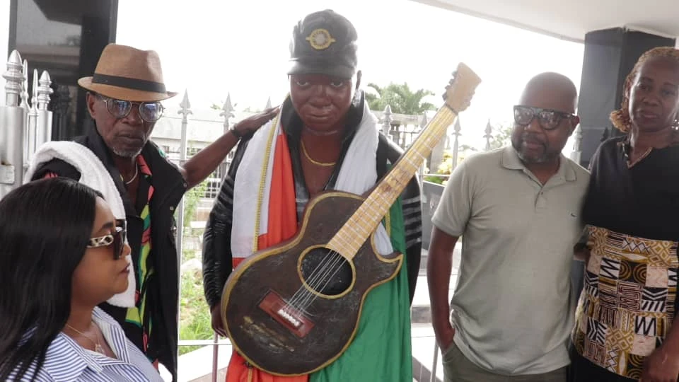 Image de Musique/Radio. Le 1er mai 2024, le cimetière de Williamsville à Abidjan a été le théâtre d'une cérémonie poignante en mémoire de Justin Stanislas, une figure emblématique de la musique ivoirienne, disparue il y a presque deux ans. Une réunion d'artistes pour honorer sa mémoire Des artistes ivoiriens se sont rassemblés aux côtés de membres de la famille de Justin Stanislas, notamment son épouse La Marraine de Clignancourt, son fils Jean Marvin et son cadet Jean Rabet, pour lui rendre hommage. Parmi les artistes présents figuraient Dane Kooshiz, Hyova Slameuse, Mister Champion (neveu de Justin Stanislas), ainsi que David Tayorault et Savan’ Alla, les principaux organisateurs de cet hommage. Ce moment a été soigneusement coordonné en accord avec la présence actuelle de la veuve du chanteur et de leur fils Jean Marvin. Un geste symbolique sur sa sépulture L'un des moments les plus touchants de la cérémonie a été l'installation d'une guitare sur la statue érigée sur le mausolée de Justin Stanislas. Cet instrument, emblématique de l'artiste défunt, a été sculpté par le talentueux artiste et enseignant à l'Institut national supérieur des arts et actions culturels (INSAAC), Appo Koffi Kra Emmanuel. Ce geste symbolique reflète l'attachement profond des artistes ivoiriens à cette légende de la musique, confirmant ainsi l'adage populaire selon lequel "la mort n'arrête pas l'amour". Justin Stanislas a tragiquement perdu la vie le 1er juillet 2022 à l'hôpital Henri-Mondor à Paris, après avoir lutté contre une maladie prolongée. Ses funérailles ont eu lieu le 10 septembre 2022 au cimetière de Williamsville, à Abidjan, marquant une célébration émouvante de son héritage musical et de son impact sur la scène artistique ivoirienne. Malgré son départ prématuré, Justin Stanislas continue de marquer les esprits à travers son œuvre musicale et son influence sur la culture ivoirienne. Son héritage perdure, et chaque hommage rendu en sa mémoire témoigne de l'importance de sa contribution à l'histoire de la musique en Côte d'Ivoire. En ce 1er mai 2024, la communauté artistique ivoirienne a une fois de plus honoré la mémoire de Justin Stanislas, rappelant ainsi son impact indélébile sur le paysage culturel du pays. La reprise des informations de cet article est soumise à autorisation de la rédaction ou à un partenariat préalable avec linfodrome.com, sous peine de poursuites.Quels autres artistes ivoiriens mériteraient un hommage similaire pour leur contribution à la culture du pays ?