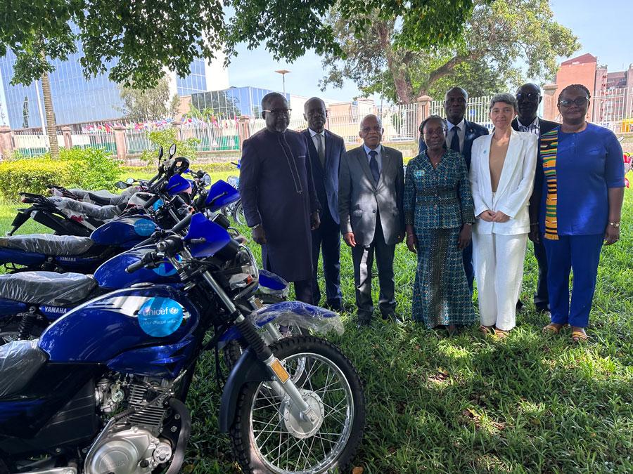 Image de Société. Le vendredi 3 mai 2024, une étape cruciale a été franchie dans le soutien à l'éducation en Côte d'Ivoire alors que le Fonds des Nations Unies pour l’Enfance (UNICEF) a remis 16 motos au Ministère de l’Education Nationale et de l’Alphabétisation. Cette initiative vise à renforcer les capacités du ministère et de ses démembrements régionaux dans leur mission essentielle d'encadrement éducatif. À Abidjan-Plateau, cette remise symbolise un pas de plus vers l'amélioration de l'accès à une éducation de qualité, même dans les régions les plus éloignées. Une Mobilité Améliorée pour un Accès Éducatif Renforcé Les 16 motos fournies par l'UNICEF sont destinées à faciliter la mobilité des conseillers pédagogiques et Alpha, ainsi que des Conseillers Vie Scolaire des Directions Régionales de Soubré, Bouna, Ferkessedougou et des Inspections de l’Enseignement Préscolaire et Primaires de Tiassale 2, Oupoyo, Buyo1, Biankouma, Ferkessedougou Sud, Koumbala et Bouna. Cette action vise à intensifier leur présence sur le terrain, permettant ainsi un suivi plus efficace des activités pour l’accès à l’Eau, à l’Hygiène et à l’Assainissement (EHA) dans les écoles, ainsi que l'encadrement pédagogique des structures éducatives par les Cellules Régionales d’Education en Situation d’Urgence. L'UNICEF, en collaboration avec ses partenaires, s'est engagée à renforcer la résilience des services sociaux de base et des populations dans les régions touchées par des situations d'urgence. À travers un projet spécifique dans le Nord-Est de la Côte d'Ivoire, l'organisation vise à garantir la pérennité des services sociaux de base, tout en abordant les défis liés au maintien d'un environnement éducatif sain et propice à l'apprentissage. Dans les régions frontalières du Bounkani et du Tchologo, l'UNICEF a apporté une contribution significative à la continuité éducative des enfants, notamment des demandeurs d'asile en provenance principalement du Burkina Faso. Des initiatives telles que des cours accélérés dispensés dans des espaces temporaires d'apprentissage, le renforcement des capacités des acteurs locaux et la construction d'infrastructures éducatives sont au cœur de ces efforts. Reconnaissance et Perspectives Jean François Basse, Représentant pays de l’UNICEF Côte d’Ivoire, a souligné l'importance de cet appui dans le contexte actuel de priorisation de l'éducation et de l'accès à une éducation de qualité en Côte d'Ivoire. "C'est un moment important pour notre institution et pour la politique éducative de la Côte d'Ivoire. Nous sommes reconnaissants envers le gouvernement ivoirien pour son soutien dans le nord. C'est un plaisir de vous accompagner dans ce travail essentiel pour les générations futures qui façonneront l'avenir de notre pays", a-t-il déclaré. Madame Sepou Anasthasie, directrice de cabinet adjointe de Pr Mariatou Koné, Ministre de l’Éducation Nationale et de l’Alphabétisation, a également exprimé sa gratitude envers l'UNICEF pour cet appui vital. Elle a souligné l'importance de répondre aux besoins éducatifs dans les régions les plus vulnérables, notamment en termes de mobilité des acteurs éducatifs sur le terrain. Dans cette démarche visant à renforcer l'éducation en situation d'urgence, une question émerge : Comment garantir une continuité éducative efficace dans les régions les plus touchées par les crises, tout en assurant un environnement propice à l'apprentissage pour tous les enfants, y compris les réfugiés ?