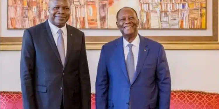 Image de Politique. Dans un contexte politique marqué par des mouvements stratégiques et des réalignements, le président Alassane Ouattara a annoncé la nomination d'Albert Toikeusse Mabri au poste de Ministre Conseiller à la présidence de la République. Cette décision, prise le vendredi 3 mai, soulève des questions sur les dynamiques de pouvoir et les relations politiques en Côte d'Ivoire. Un Retour Attendu aux Affaires Présidentielles Albert Toikeusse Mabri, président de la Région du Tonkpi et ancien ministre de l’Enseignement supérieur et de la Recherche scientifique, fait son retour sur la scène politique nationale avec sa nomination en tant que Ministre Conseiller. Ce retour aux affaires présidentielles, après quatre ans d'absence, témoigne d'une réconciliation politique et d'un réajustement des équilibres au sein du pouvoir. La nomination d'Albert Toikeusse Mabri a été accueillie avec gratitude par l'homme politique lui-même, qui a exprimé sa reconnaissance envers le président Alassane Ouattara. Sur les réseaux sociaux, notamment sur Facebook, Mabri a salué l'honneur qui lui a été fait par le Chef de l'État. Ses mots reflètent un engagement renouvelé envers le développement de la Côte d'Ivoire et une volonté de contribuer activement à cette entreprise commune. Cette nomination revêt une importance particulière dans le contexte des relations politiques en Côte d'Ivoire. Elle témoigne d'une volonté de réconciliation entre Alassane Ouattara et Abdallah Toikeusse Mabri, malgré des tensions antérieures. La brouille survenue lors du choix du candidat du RHDP pour l'élection présidentielle de 2020 semble ainsi trouver une issue dans cette décision présidentielle. Vers une Nouvelle Dynamique Politique ? La nomination d'Albert Toikeusse Mabri comme Ministre Conseiller à la présidence de la République soulève des questions sur les dynamiques futures de la politique ivoirienne. Quel impact aura-t-elle sur la gouvernance du pays et sur les relations entre les différents acteurs politiques ? Cette décision marque-t-elle le début d'une nouvelle ère de collaboration ou souligne-t-elle simplement les nécessités pragmatiques du jeu politique ? Alors que la Côte d'Ivoire navigue à travers les eaux tumultueuses de la politique nationale, la nomination d'Albert Toikeusse Mabri ajoute une nouvelle dimension à un paysage politique en constante évolution. Comment cette nomination influencera-t-elle la dynamique politique du pays dans les mois à venir ? La réconciliation politique entre les principaux acteurs marquera-t-elle un tournant dans la gouvernance ivoirienne ? Les réponses à ces questions dessineront les contours de l'avenir politique de la Côte d'Ivoire.