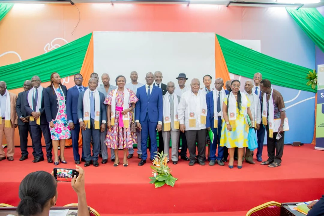 Image de Société. L'Académie des Sciences, des Arts, des Cultures d’Afrique et des Diasporas africaines (ASCAD) a lancé un séminaire avec expositions visant à évaluer les progrès de la recherche et de l’enseignement de la physique en Côte d’Ivoire dans le contexte du dérèglement climatique et de la transition énergétique. L'événement, ouvert le 2 mai 2024 à l’université Félix Houphouët-Boigny, à Abidjan-Cocody, réunit chercheurs, acteurs du domaine des énergies renouvelables et décideurs politiques. Thématique Actuelle : Réponse au Changement Climatique Présidant l'ouverture du séminaire, le ministre de l’Enseignement supérieur et de la Recherche scientifique, Adama Diawara, souligne l'importance de la thématique choisie, en phase avec les enjeux mondiaux du changement climatique. Il affirme que cette initiative offre un espace de rencontre propice à la réflexion et à l'action face aux défis environnementaux. Le Professeur Arsène Kobéa, coordonnateur du séminaire, met en avant l'opportunité de faire le point sur les avancées en recherche et développement. Il insiste sur la nécessité d'adapter les mesures et de démarrer efficacement la transition énergétique pour garantir la résilience face aux impacts du changement climatique. Confiance dans l'Expertise Locale Le Président de l'ASCAD, le Professeur Antoine Hauhouot-Asseypo, exprime sa confiance dans le potentiel local en matière de technologie et de science pour faire progresser les solutions face aux défis climatiques. Il lance un appel à l'aide, soulignant l'importance du soutien pour permettre à l'Académie de contribuer pleinement à ces efforts. Ce séminaire vise à examiner les avancées théoriques et pratiques en matière de modélisation et de recherche-développement dans le domaine de la physique. L'objectif est de faciliter l'intégration massive des systèmes d'énergies renouvelables en Côte d’Ivoire, afin de répondre aux enjeux du changement climatique et de promouvoir un développement durable. Quelles Actions Concrètes Peuvent Être Entreprises pour Accélérer la Transition Énergétique en Côte d'Ivoire ?