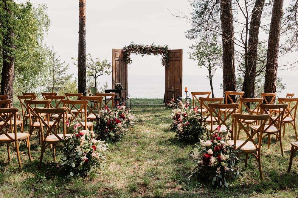 Image de Religion. Le texte soulève une question complexe et délicate : le mariage interreligieux. À travers l'histoire d'un ami musulman qui sort avec une femme catholique, l'auteur expose les défis potentiels liés à la coexistence de différentes croyances au sein d'un couple. Une Relation Florissante L'auteur décrit une relation où l'amour est présent et où les deux partenaires trouvent du bonheur ensemble malgré leurs différences religieuses. Cette présentation initiale souligne l'importance de l'amour et de la compatibilité dans une relation, même lorsque les croyances divergent. Un point crucial est soulevé quant à l'éducation religieuse des enfants. Le dilemme réside dans le désir du mari musulman de voir ses enfants pratiquer l'islam, tandis que sa partenaire souhaite leur offrir une éducation religieuse plus ouverte, leur permettant de choisir leur voie spirituelle à l'âge adulte. L'auteur met en lumière la tension entre l'amour ressenti par le couple et les obstacles posés par leurs différences religieuses. Le fait que l'amour persiste malgré ces différences témoigne de la force de leur lien émotionnel. La question finale pose un dilemme crucial : devrait-on prioriser l'amour ou la religion dans le contexte du mariage interreligieux ? L'auteur cherche des réponses à cette question complexe, suggérant que les différences religieuses peuvent devenir problématiques à mesure que la relation évolue vers le mariage et la parentalité. Mon Avis sur le sujet 1. Respect de la Liberté Religieuse Tout d'abord, il est essentiel de reconnaître et de respecter le droit de chacun à pratiquer sa propre religion. Dans une relation interreligieuse, il est primordial que les deux partenaires acceptent et valorisent la foi de l'autre, même si elle diffère de la leur. 2. Communication Ouverte La clé du succès dans un mariage interreligieux réside dans une communication ouverte et honnête. Les partenaires doivent être prêts à discuter ouvertement de leurs croyances, de leurs attentes et de leurs préoccupations concernant l'éducation religieuse des enfants. 3. Compromis et Respect Mutuel Le compromis est indispensable dans toute relation, et cela est particulièrement vrai dans le cas d'un mariage interreligieux. Les partenaires doivent être prêts à trouver un terrain d'entente qui respecte les croyances et les valeurs de chacun, tout en permettant à leurs enfants de découvrir et de choisir leur propre chemin spirituel. 4. Considération des Enfants Lorsqu'il s'agit de l'éducation religieuse des enfants, il est crucial de prendre en compte leurs besoins et leurs désirs. Plutôt que d'imposer une seule religion, les parents peuvent encourager une exploration libre et ouverte de différentes traditions spirituelles, tout en offrant un soutien et des ressources pour leur développement spirituel. 5. Consultation avec des Conseillers Religieux Dans les situations complexes impliquant des différences religieuses, il peut être bénéfique de consulter des conseillers religieux ou des médiateurs spécialisés dans le dialogue interreligieux. Ces professionnels peuvent aider le couple à naviguer dans les défis spécifiques posés par leur mariage et à trouver des solutions qui respectent leurs croyances et leurs valeurs. En conclusion, le mariage interreligieux présente des défis uniques, mais avec un engagement mutuel, une communication ouverte et un respect des croyances de chacun, il est possible de construire une relation solide et épanouissante. L'important est de placer l'amour, le respect et la compréhension mutuelle au cœur de la relation, en permettant à chaque partenaire et à leurs enfants de s'épanouir sur le plan spirituel.