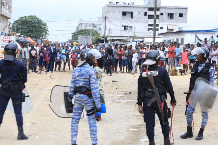 Image de Faits Divers. L'incident à Yopougon, où la police a lancé des bombes lacrymogènes, suscite des préoccupations quant à la sécurité et aux tensions sociales dans la région. Dans cet avis, nous examinerons les différentes perspectives de cet événement, en explorant les raisons possibles derrière l'usage des bombes lacrymogènes et en proposant des solutions pour résoudre les tensions sous-jacentes. Contexte de l'Incident L'utilisation de bombes lacrymogènes par la police à Yopougon suggère l'existence de tensions sociales ou de manifestations. Cela peut être le résultat de divers facteurs, tels que la cherté de la vie, les inégalités économiques, les revendications salariales ou d'autres problèmes sociaux qui affectent la population locale. Interprétation des Raisons Sous-jacentes Les témoignages divergents des habitants sur les raisons de l'incident soulignent la complexité de la situation. Certains mentionnent une grève liée à la cherté de la vie, tandis que d'autres évoquent des différences de traitement salarial entre les employés de la zone. Ces variations dans les récits soulignent l'importance de rechercher des sources d'information fiables pour comprendre pleinement les causes de l'incident. Analyse des Tensions Sociales Les tensions sociales telles que la cherté de la vie et les inégalités salariales peuvent entraîner des manifestations et des mouvements de protestation. Ces manifestations sont souvent le résultat de frustrations accumulées au sein de la population, qui cherchent à exprimer leur mécontentement face à des conditions de vie difficiles ou à des injustices perçues. Réactions de la Police L'utilisation de bombes lacrymogènes par la police peut être perçue comme une réponse aux manifestations ou comme un moyen de maintenir l'ordre public. Cependant, il est important de noter que l'usage excessif de la force peut aggraver les tensions et entraîner une escalade des conflits plutôt que de les résoudre. Appel à la Transparence et à la Communication Dans de telles situations, il est essentiel pour les autorités de faire preuve de transparence et de communication avec la population locale. Les habitants doivent être informés des mesures prises par les autorités pour répondre à leurs préoccupations et des démarches entreprises pour résoudre les problèmes sous-jacents. Nécessité de Solutions Durables Plutôt que de simplement réprimer les manifestations, il est crucial pour les autorités de s'attaquer aux causes profondes des tensions sociales. Cela peut impliquer des mesures telles que des réformes économiques pour réduire la cherté de la vie, des politiques de redistribution des richesses pour réduire les inégalités, ou des négociations avec les travailleurs pour résoudre les différences salariales. Appel à la Calme et à la Résolution Pacifique des Conflits Enfin, il est important pour toutes les parties impliquées de chercher des moyens de résoudre les conflits de manière pacifique et constructive. La violence et l'escalade des tensions ne feront qu'aggraver les problèmes et nuire à la communauté dans son ensemble. Il est crucial de promouvoir le dialogue, la médiation et la recherche de solutions mutuellement bénéfiques. En conclusion, l'incident à Yopougon met en lumière les tensions sociales et les frustrations qui persistent au sein de la population. Pour résoudre ces problèmes de manière efficace, il est nécessaire de comprendre pleinement les causes sous-jacentes des manifestations et d'adopter des approches qui favorisent la transparence, la communication et la résolution pacifique des conflits. En travaillant ensemble pour adresser les inégalités et répondre aux préoccupations légitimes de la population, il est possible de promouvoir un avenir plus harmonieux et équitable pour tous.