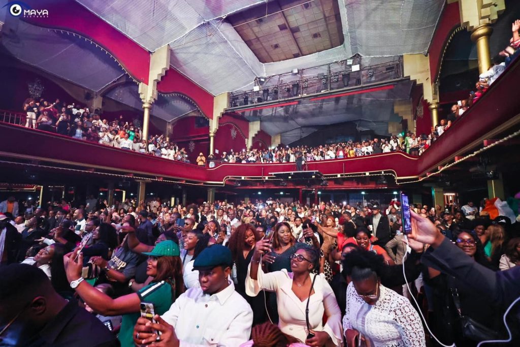 Deuxième Image de Musique/Radio. Dans le monde effervescent de la musique, certaines performances transcendent les frontières pour devenir des événements historiques. Tel est le cas de la sensation ivoirienne Roseline Layo, dont le récent concert au Casino de Paris a marqué une étape mémorable dans sa carrière. L’artiste, portée par une promotion sans précédent, a captivé un public conquis, s'érigeant ainsi en une figure emblématique de la scène musicale africaine. Une Soirée Inoubliable Le samedi 4 mai 2024 restera gravé dans les annales du Casino de Paris, alors que Roseline Layo a illuminé la scène de son éclat singulier. Avec une salle comble et une énergie électrisante, l'artiste a offert un spectacle à couper le souffle, démontrant son talent indéniable et sa capacité à rassembler les foules. Cette soirée épique a propulsé Roseline Layo au rang des légendes, la plaçant en compagnie de Morijah en tant que l'une des rares femmes ivoiriennes à avoir enflammé le Casino de Paris. Avec une présence scénique captivante et des mélodies envoûtantes, elle a conquis le cœur de son public, marquant ainsi une victoire sans précédent dans son parcours artistique. Au cours de cette soirée magique, Roseline Layo a également eu l'honneur d'inviter son mari sur scène, créant ainsi un moment de partage et de complicité inoubliable pour ses fans. Cette union sur scène symbolise non seulement l'amour et le soutien qui entourent l'artiste, mais aussi sa volonté de partager ses succès avec ceux qui lui sont chers. Un Avenir Radieux Fort de ce succès retentissant, Roseline Layo a déjà les yeux tournés vers de nouveaux horizons. Elle a récemment annoncé son prochain concert à la salle prestigieuse Harlem FCBCNY de New York, défiant ainsi les frontières et s'engageant dans une nouvelle aventure musicale. Cette étape marque un nouveau chapitre dans la carrière déjà illustre de cette icône de la culture ivoirienne. Les réseaux sociaux ont explosé de messages de félicitations et de soutien à l'égard de Roseline Layo, témoignant de l'impact profond de sa musique et de sa personnalité charismatique. Des artistes renommés, tels que KS Bloom, ont salué son succès avec admiration, soulignant l'importance de son parcours et de sa contribution à la scène musicale africaine. Alors que le rideau se referme sur cette soirée légendaire, une question demeure : quel sera le prochain chapitre de l'épopée musicale de Roseline Layo ? Avec son talent incontestable et sa détermination inébranlable, cette artiste extraordinaire est prête à écrire l'histoire, une mélodie à la fois.