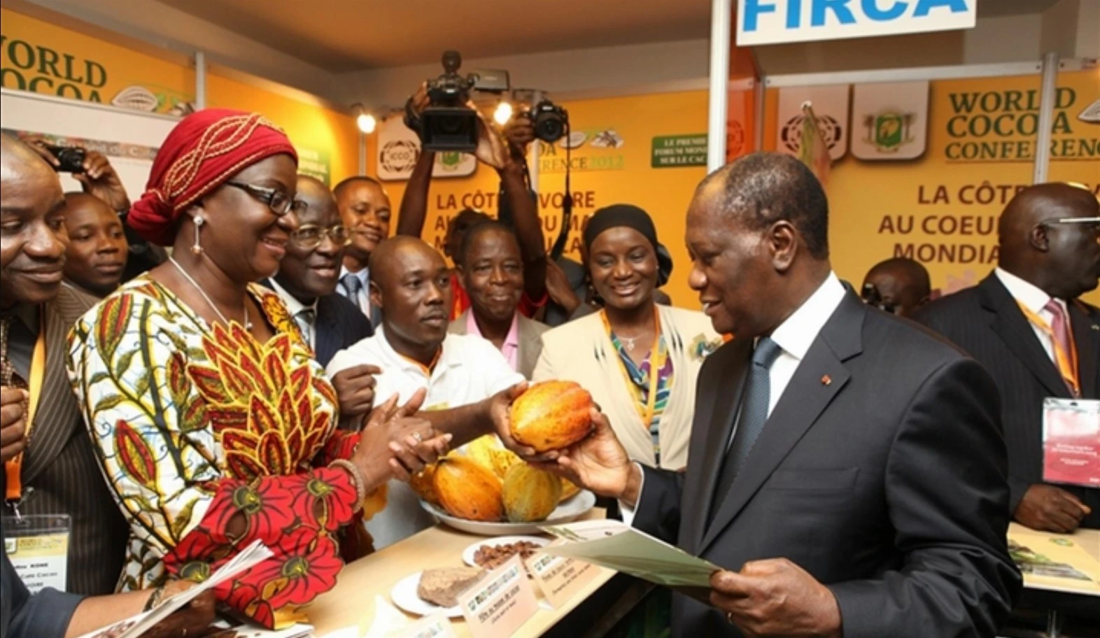 Image de Agriculture. Un coup de théâtre secoue l'industrie cacaoyère ivoirienne, avec la décision soudaine de suspendre temporairement le programme cacao Fairtrade. Ce revirement soulève des questions cruciales sur la transparence et l'éthique dans un secteur vital pour l'économie du pays. Soupçons émergents La Côte d'Ivoire, acteur majeur sur le marché mondial du cacao, a pris le monde de l'industrie par surprise en suspendant brusquement son programme cacao Fairtrade. Cette décision radicale, annoncée par le Conseil café cacao (CCC) le 19 avril, fait suite à des inquiétudes croissantes quant à l'intégrité du commerce équitable dans le secteur. Les autorités ivoiriennes ont été alarmées par la découverte d'un volume anormalement élevé de cacao certifié Fairtrade circulant sur leur plateforme, révèle une enquête menée par Bloomberg. Cette constatation a éveillé les soupçons de fraude et a incité les régulateurs à prendre des mesures immédiates pour préserver l'intégrité du programme. Cette suspension temporaire représente un sérieux revers pour l'image et la crédibilité du commerce équitable, un pilier de plus en plus important pour les consommateurs soucieux de l'éthique et de l'origine de leurs produits. Alors que le commerce équitable est censé garantir des conditions de travail décentes et des pratiques agricoles durables, la remise en question de son intégrité soulève des préoccupations légitimes quant à la véracité des allégations. Challenges et réponses Face à ces défis, Fairtrade Africa et le Conseil du Café-Cacao ont rapidement pris des mesures pour restaurer la confiance des consommateurs. Dans une déclaration conjointe, les deux organismes ont réaffirmé leur engagement envers la transparence et l'éthique dans le commerce du cacao. Un porte-parole de Fairtrade International a souligné l'importance de prévenir toute contamination du programme par des fèves non certifiées : "L'intégrité du cacao certifié Fairtrade est essentielle pour nous. Nous soutenons pleinement l'ambition du CCC de confirmer cette intégrité et de s'assurer que les fèves sont commercialisées de manière transparente et éthique." Alors que les autorités ivoiriennes s'efforcent de rétablir la confiance dans le programme cacao Fairtrade, la question demeure : quelle sera l'impact à long terme de cette suspension sur l'industrie cacaoyère du pays? La réponse dépendra de la capacité des acteurs du secteur à surmonter les défis actuels et à restaurer la foi des consommateurs dans un commerce équitable et éthique.