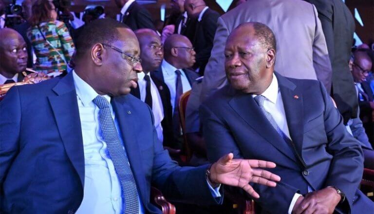 Image de Politique. Les préparatifs pour les élections présidentielles en Côte d'Ivoire sont marqués par l'annonce probable d'un quatrième mandat pour le président Alassane Ouattara. Cette perspective suscite des interrogations quant à son impact sur la stabilité politique et sociale du pays. Entre espoirs, tensions et enjeux socio-économiques, la Côte d'Ivoire s'apprête à vivre une période cruciale de son histoire politique. Un quatrième mandat contesté Alassane Ouattara, au pouvoir depuis 2011, envisage une nouvelle candidature malgré les restrictions constitutionnelles limitant le nombre de mandats présidentiels à deux. Son intention suscite des critiques et des inquiétudes quant au respect des principes démocratiques. Les événements tragiques qui ont accompagné sa dernière réélection en 2020 sont encore dans les mémoires, témoignant des tensions et des divisions profondes au sein de la société ivoirienne. La rivalité entre Ouattara et l'ancien président Laurent Gbagbo, bien que complexe, continue de dominer la scène politique ivoirienne. Gbagbo, malgré son expulsion du fichier électoral, demeure un acteur incontournable, posant ainsi les bases d'un nouveau duel électoral. Cette confrontation entre les deux figures emblématiques de la politique ivoirienne soulève des questions sur la légitimité du processus électoral et la volonté réelle de garantir une transition démocratique. Des défis socio-économiques persistants Au-delà des enjeux politiques, la Côte d'Ivoire est confrontée à des défis socio-économiques majeurs, tels que la pauvreté et le chômage, qui persistent malgré les avancées économiques du pays. La question du surendettement et la gestion des ressources publiques demeurent des préoccupations centrales, illustrant les limites du modèle de développement actuel. Alors que le pays se prépare à une nouvelle élection présidentielle, l'avenir politique de la Côte d'Ivoire reste incertain. Entre la volonté de certains acteurs politiques de maintenir le statu quo et les aspirations de la population à un changement véritable, le pays est à la croisée des chemins. La question qui se pose désormais est la suivante : quelles seront les conséquences de cette élection pour l'avenir politique, économique et social de la Côte d'Ivoire ?