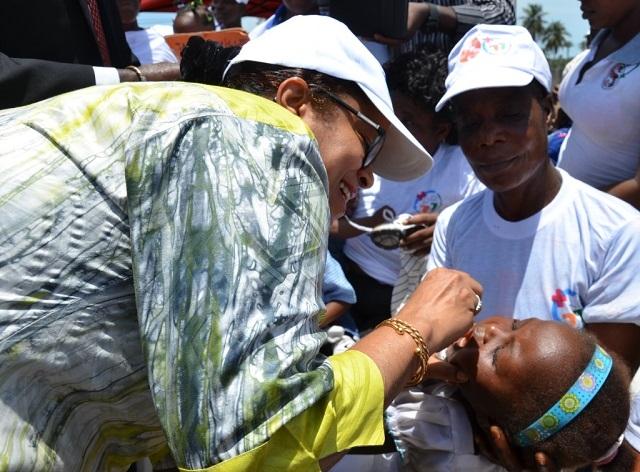 Image de Santé. Le Programme Élargi de Vaccination (PEV), relevant du Ministère de la Santé, de l'Hygiène Publique et de la Couverture Maladie Universelle (MSHPCMU), a dévoilé ce lundi 6 mai 2024, depuis son quartier général à Abidjan-Treichville, une stratégie d'envergure pour lutter contre la poliomyélite. Cette initiative s'inscrit dans le cadre d'une campagne de vaccination prévue du 10 au 13 mai 2024, couvrant 46 districts sanitaires à travers le territoire ivoirien. Objectif : Protéger 4,5 millions d'enfants L'annonce a été faite par M. Yeboua Amoikon, chef du service communication du PEV, soulignant que cette campagne vise à protéger plus de 4,5 millions d'enfants âgés de 0 à 5 ans, répartis dans les 46 districts sanitaires ciblés, y compris le district autonome d'Abidjan et d'autres régions telles que le Bafing, le Bounkani, le Folon et le Tchologo. Cette initiative d'envergure bénéficie d'une collaboration étroite avec des partenaires internationaux renommés tels que l'OMS, l'UNICEF et le Rotary. Cette action d'urgence intervient en réponse à une épidémie de poliovirus dérivé de souche vaccinale circulant de type 2 (PVDVC2), affectant plusieurs pays de la région africaine de l'OMS, y compris la Côte d'Ivoire. Depuis l'année précédente, le pays a enregistré sept cas de poliomyélite répartis dans cinq régions sanitaires, avec des cas contacts et environnementaux principalement localisés à Abidjan et San Pedro. Pour faire face à cette menace sanitaire, le ministère de la Santé a élaboré un plan d'action impliquant deux Journées Locales de Vaccination (JLV) et deux Journées Nationales de Vaccination (JNV) tout au long de l'année 2024. Le premier passage des JLV, synchronisé avec ceux de la Guinée et du Libéria, débutera le 10 mai 2024. Des réunions transfrontalières ont été organisées pour garantir une coordination efficace entre les nations voisines. Opportunité cruciale : Protéger les enfants non vaccinés Les Journées Locales de Vaccination représentent une opportunité capitale pour les enfants qui n'ont pas pu être vaccinés lors des campagnes antérieures, en raison de diverses contraintes. Des équipes de mobilisateurs et de vaccinateurs se rendront dans les ménages pour sensibiliser les populations et administrer gratuitement le vaccin. Cette approche proactive vise à combattre la propagation de la poliomyélite, une maladie grave et invalidante. M. Yeboua a souligné l'importance de la vaccination dans la préservation de la santé et du bien-être des enfants : "La poliomyélite est une maladie grave et invalidante. La vaccination est essentielle pour assurer la protection des enfants contre cette menace. La contribution de chacun est cruciale pour atteindre nos objectifs de santé publique." Comment pouvons-nous, en tant que société, garantir une couverture vaccinale adéquate pour protéger nos enfants contre les maladies évitables ?