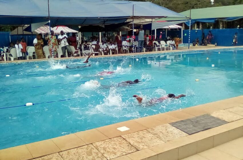 Image de Sport. La natation, discipline exigeante et emblématique du sport aquatique, rassemble une élite d'athlètes et de dirigeants continentaux à Luanda, en Angola, où se tient le 16ème championnat d'Afrique de natation d'eau libre. La délégation ivoirienne, sous la direction éclairée du Dr N’Guessan Kouamé André et du vice-président Dib Sultan, participe activement à cette compétition majeure ainsi qu'à l'Assemblée générale d'Africa Aquatics. Plongeons dans les enjeux et les défis de cet événement aquatique d'envergure. La présence ivoirienne à l'événement majeur À l'invitation d'Africa Aquatics, la délégation de Côte d'Ivoire Aquatics, représentée par son président émérite Dr N’Guessan Kouamé André et son vice-président Dib Sultan, prend part au 16ème championnat d'Afrique de natation d'eau libre et à l'Assemblée générale élective de l'instance africaine de natation. Cette participation marque l'engagement et la détermination de la Côte d'Ivoire à se positionner au plus haut niveau de la scène aquatique continentale. Le coup d'envoi du championnat d'Afrique de natation en eau libre a été donné dans la capitale angolaise le mardi 30 avril 2024, réunissant près de 300 athlètes provenant de 37 pays du continent. Au-delà de la quête des médailles et de la reconnaissance, cet événement revêt une importance cruciale pour les participants, car leurs performances et leurs résultats influenceront directement leur qualification pour les Jeux Olympiques de 2024 à Paris. Chaque brasse, chaque coup de rame compte dans cette course vers l'excellence et la représentation olympique. Une histoire riche et mouvementée du championnat africain L'histoire du championnat d'Afrique de natation est marquée par la diversité des pays hôtes et des parcours sportifs. Depuis sa création, plusieurs nations africaines ont eu l'honneur d'accueillir cette compétition prestigieuse, témoignant de la vitalité et de l'engouement pour la natation sur le continent. Des moments forts, des records brisés et des performances exceptionnelles ont jalonné chaque édition, renforçant le statut de cette compétition comme un événement phare du calendrier sportif africain. L'édition de 2020, qui devait se dérouler en Afrique du Sud, a été malheureusement annulée en raison des mesures restrictives imposées pour contenir la propagation de la pandémie de COVID-19. Cette interruption a été un coup dur pour les athlètes et les organisateurs, mais elle a également souligné les défis logistiques et sanitaires auxquels sont confrontés les grands événements sportifs dans un contexte mondial marqué par l'incertitude et la vigilance sanitaire. L'Afrique du Sud, avec sept titres à son actif, demeure le pays le plus couronné de l'histoire du championnat africain de natation. La récente édition, tenue à Tunis, a vu l'Afrique du Sud s'emparer du titre, démontrant ainsi sa suprématie dans les eaux africaines. Toutefois, chaque édition apporte son lot de surprises et de bouleversements, reflétant la compétitivité et l'incertitude inhérentes au sport de haut niveau. Dans quelle mesure cet événement majeur influencera-t-il le développement et la promotion de la natation en Afrique, ainsi que la quête de médailles aux Jeux Olympiques de Paris 2024 ?