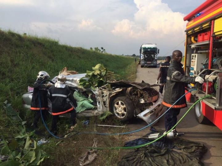 Image de Faits Divers. Le drame a frappé Yamoussoukro, la capitale politique et administrative de la Côte d'Ivoire, ce lundi matin, lorsque deux véhicules sont entrés en collision au carrefour 50 logements. Dans cet accident impliquant un camion de transport d'élèves et un véhicule de particulier, trente-cinq personnes ont perdu la vie. Les secours sont intervenus rapidement pour porter assistance aux victimes et les transporter vers les établissements de santé locaux. Cet événement tragique rappelle les défis persistants en matière de sécurité routière dans le pays. Des témoignages poignants sur la scène de l'accident La scène de l'accident au carrefour 50 logements de Yamoussoukro a été le théâtre d'une tragédie inattendue, comme en témoignent les récits des témoins oculaires. "C'était un choc terrible, les cris des blessés résonnaient dans l'air. Nous avons vu des ambulances et des équipes de secours se précipiter pour intervenir", relate un résident local. L'ampleur de la catastrophe a suscité l'émoi et la solidarité au sein de la communauté, alors que chacun tentait de venir en aide aux victimes. Les premières informations fournies par le Groupement des sapeurs pompiers militaires (GSPM) éclairent sur les circonstances de l'accident. Selon leur rapport préliminaire, la collision s'est produite entre un camion de transport scolaire et un véhicule de particulier. Les détails sur les causes exactes de l'accident et les éventuelles responsabilités restent à déterminer, mais l'urgence était de secourir les victimes et de les transporter vers les établissements de santé locaux pour une prise en charge médicale. Un rappel des défis de sécurité routière en Côte d'Ivoire Cet accident tragique met en lumière les défis persistants auxquels est confrontée la Côte d'Ivoire en matière de sécurité routière. Avec plus de 94% des accidents de la circulation attribués à des facteurs humains, le pays enregistre chaque année un nombre alarmant de décès sur les routes. Les autorités sont confrontées à la tâche colossale de sensibiliser la population, d'améliorer les infrastructures routières et de renforcer les mesures de contrôle pour réduire le nombre d'accidents et de pertes humaines. Face à cette tragédie et à la montée des accidents de la route, il devient impératif pour les autorités et les acteurs de la société civile de redoubler d'efforts dans la lutte contre l'insécurité routière. La prévention, l'éducation et la répression doivent être des axes prioritaires d'intervention pour garantir la sécurité des usagers de la route. Mais au-delà des mesures gouvernementales, c'est l'engagement de chaque citoyen à respecter les règles de conduite et à adopter une attitude responsable qui permettra de réduire le nombre de tragédies comme celle survenue à Yamoussoukro. Comment les autorités et la société civile peuvent-elles collaborer de manière plus efficace pour réduire le nombre d'accidents de la route en Côte d'Ivoire et garantir la sécurité des usagers de la route ?