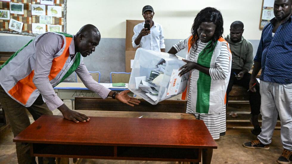 Image de Politique. À l'approche du 16 mai 2024, une date cruciale se profile pour les candidats ayant participé aux élections locales de 2023 en Côte d'Ivoire. En effet, conformément aux dispositions de l'ordonnance n°2020-356 du 8 avril 2020 révisant le code électoral, la restitution des cautionnements électoraux débutera. Cette étape revêt une importance particulière pour les candidats, qui verront leurs fonds remboursés sous certaines conditions strictes. Plongeons dans les détails de cette procédure de remboursement et ses implications pour les acteurs politiques locaux. Les modalités de restitution des cautionnements La restitution des cautionnements électoraux pour les élections locales de 2023 est régie par un ensemble de directives précises établies par les autorités compétentes. Les candidats éligibles au remboursement sont tenus de fournir une documentation complète, comprenant notamment une demande de remboursement signée, une copie de la carte nationale d'identité ou du passeport en cours de validité, ainsi qu'une attestation de suffrages recueillis délivrée par la Commission Electorale Indépendante (CEI). Ces documents sont essentiels pour vérifier l'éligibilité des candidats au remboursement de leurs cautionnements. Les candidats désireux de bénéficier du remboursement de leurs cautionnements doivent se conformer à une série d'étapes administratives rigoureuses. Tout d'abord, ils doivent rédiger une demande de remboursement adressée au Directeur Général de la Caisse des Dépôts et Consignations de Côte d'Ivoire (CDC-CI), dûment signée. Ensuite, ils doivent rassembler les pièces justificatives requises, notamment le reçu de versement du cautionnement délivré par le Trésor public et une procuration légalisée si nécessaire. Ces démarches, bien que contraignantes, sont essentielles pour garantir un processus de remboursement transparent et équitable. Les horaires et lieux de dépôt des dossiers La réception des dossiers de remboursement s'effectue au siège de la Caisse des Dépôts et Consignations de Côte d'Ivoire (CDC-CI), situé à Cocody les II Plateaux, Boulevard Latrille, Carrefour Angré les Oscars. Les candidats sont invités à déposer leurs dossiers selon un calendrier spécifique : les lundis pour les candidats aux sénatoriales, les mardis et mercredis pour les candidats aux municipales, et enfin les jeudis et vendredis pour les candidats aux élections régionales. Ces horaires et jours spécifiques visent à faciliter le processus de traitement des dossiers et à assurer une gestion efficace des demandes de remboursement. Pour les candidats ayant investi des sommes considérables dans leur campagne électorale, le remboursement des cautionnements représente un soulagement financier bienvenu. Cependant, au-delà de l'aspect financier, cette étape revêt également une dimension symbolique importante. Elle marque la clôture officielle du processus électoral et constitue une occasion pour les candidats de tirer les leçons de leur expérience et de se préparer pour les échéances futures. En outre, elle soulève des questions sur la transparence et l'intégrité du système électoral, incitant les autorités à renforcer les mécanismes de contrôle et de surveillance pour garantir l'équité et la crédibilité des élections à venir. Dans quelle mesure les mesures de remboursement des cautionnements électoraux contribuent-elles à renforcer la confiance des citoyens dans le processus électoral et à promouvoir la transparence et l'intégrité des élections locales en Côte d'Ivoire ?