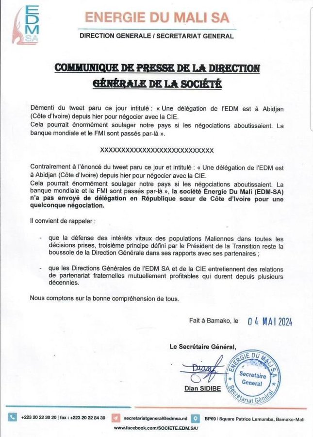 Image de Affaires Etrangères. Une rumeur circulait ces derniers jours sur les réseaux sociaux, faisant état d'une délégation malienne présente à Abidjan pour entamer des négociations avec la Compagnie Ivoirienne d'Électricité (CIE). Cette information, relayée par le journaliste et blogueur malien Konaté Malick, a suscité de vives réactions et attisé l'espoir d'une possible solution à la crise énergétique que traverse le Mali. Cependant, l'EDM a rapidement réagi en démentant formellement cette allégation. Contexte : la crise énergétique au Mali La fourniture d'électricité au Mali est actuellement un sujet brûlant, marqué par une crise économique qui entrave les efforts visant à assurer un approvisionnement stable en énergie. La relation entre la Compagnie Ivoirienne d'Électricité (CIE) et Énergie du Mali (EDM) est au cœur de cette problématique, avec une dette considérable accumulée par l'EDM envers la CIE, mettant ainsi en péril la fourniture régulière d'électricité au Mali. La publication du tweet de Konaté Malick a rapidement fait le tour des réseaux sociaux, suscitant l'espoir d'une éventuelle résolution de la crise énergétique au Mali. Les commentaires ont afflué, exprimant à la fois l'optimisme quant à un possible soulagement pour le pays et la frustration face à une situation qui perdure depuis trop longtemps. Face à cette rumeur persistante, l'EDM a réagi avec fermeté en publiant un communiqué de presse pour démentir formellement l'information. La direction générale de l'EDM a précisé qu'aucune délégation n'avait été envoyée à Abidjan pour des négociations avec la CIE. Ce démenti a mis fin aux spéculations et clarifié la situation, renforçant ainsi la transparence dans la communication de l'entreprise. La priorité de l'EDM : défendre les intérêts des populations maliennes Dans son communiqué, l'EDM a souligné son engagement à défendre les intérêts des populations maliennes dans toutes ses décisions. Malgré les difficultés rencontrées, l'entreprise reste déterminée à trouver des solutions durables pour assurer un approvisionnement énergétique fiable et stable dans tout le pays. Enfin, le communiqué de l'EDM a mis en lumière les relations de partenariat durable entre l'EDM et la CIE, soulignant ainsi l'importance de maintenir des liens constructifs et bénéfiques pour les deux parties. Ces relations, fondées sur la confiance et la collaboration, sont essentielles pour surmonter les défis actuels et construire un avenir énergétique plus solide pour le Mali. Alors que la rumeur d'une délégation malienne à Abidjan pour des négociations avec la CIE a été rapidement démentie, la question demeure : quelle sera la prochaine étape pour résoudre la crise énergétique au Mali ? Entre impératifs économiques, enjeux politiques et besoins urgents des populations, la recherche de solutions durables reste un défi majeur pour les autorités et les entreprises impliquées dans le secteur de l'énergie.