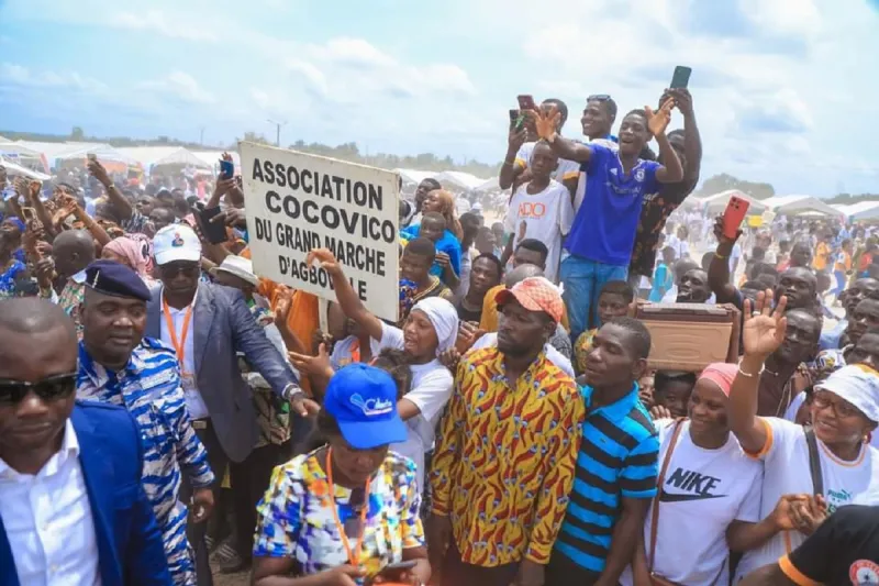 Image de Politique. Le lien indéfectible entre la région de l'Agneby-Tiassa et le président de la République Alassane Ouattara s'est illustré de manière éclatante lors de la cérémonie d'hommage organisée le samedi 4 mai 2024 à Agboville. Cette manifestation a réuni une foule impressionnante venue exprimer sa reconnaissance envers le chef de l'État pour ses actions de développement dans la région. Une mobilisation exceptionnelle Plus de 55 000 personnes issues des quatre départements de la région ont convergé vers la place HBK d'Agboville pour participer à cet événement historique. Arborant fièrement les couleurs et les symboles du président Ouattara, les habitants de l'Agneby-Tiassa ont tenu à témoigner leur soutien et leur attachement à celui qu'ils considèrent comme le principal artisan de leur progrès. À travers cette mobilisation sans précédent, la région de l'Agneby-Tiassa a voulu adresser un message clair à l'ensemble de la nation ivoirienne. Pour les habitants de cette région, l'heure est à l'action et au pragmatisme politique. Ils saluent les réalisations concrètes du président Ouattara et appellent à un soutien unanime envers celui qui incarne, à leurs yeux, le véritable changement. Reconnaissance et gratitude envers Alassane Ouattara Pour les habitants de l'Agneby-Tiassa, Alassane Ouattara demeure le seul digne de reconnaissance et de gratitude pour avoir transformé leur quotidien et avoir effacé les stigmates des années de disette sous l'ancien régime. Son engagement en faveur du développement de la région est salué et loué par tous. La mobilisation de l'Agneby-Tiassa s'est également traduite par un soutien indéfectible à leur leader local, Pierre N'Gou Dimba, président du Conseil régional et ministre de la Santé. Unis derrière lui, les habitants de Taabo, Sikensi, Tiassalé et Agboville ont tenu à effacer les traces du dernier rassemblement du parti de l'ex-président dans leur localité, démontrant ainsi leur engagement envers le président Ouattara et son représentant régional. Alors que l'Agneby-Tiassa exprime son amour et sa gratitude envers Alassane Ouattara, la question qui se pose est la suivante : quel sera l'avenir de cette relation privilégiée entre la région et le président ? Entre défis politiques, enjeux socio-économiques et aspirations des populations, l'avenir de cette alliance prometteuse reste sujet à réflexion.