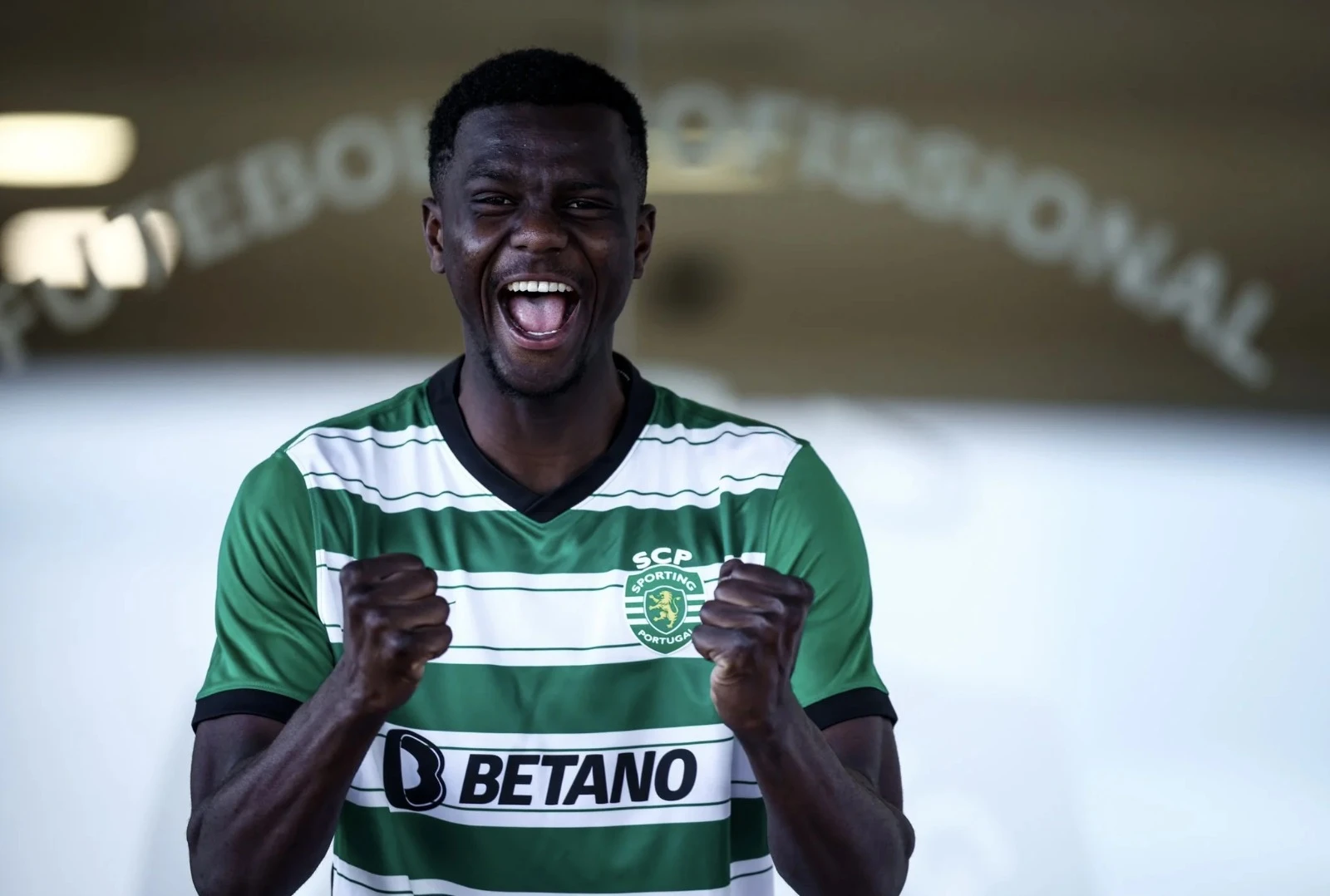 Image de Football. Ousmane Diomandé, le talentueux footballeur ivoirien, continue d'inscrire son nom dans l'histoire du football. Cette fois-ci, c'est avec le Sporting Club du Portugal qu'il célèbre une nouvelle consécration, remportant le 20e titre de champion ce dimanche 5 mai. Un ajout précieux à son palmarès Pour Ousmane Diomandé, ce nouveau titre vient enrichir une carrière déjà glorieuse, marquée notamment par la récente victoire à la Coupe d'Afrique des Nations 2023 avec la Côte d'Ivoire. Son impact au sein de l'équipe portugaise est indéniable, contribuant de manière significative aux succès du Sporting. La victoire du Sporting Club du Portugal a été confirmée après la défaite de son rival, Benfica, contre Famalicao (2-0), lors de la 32e journée du championnat portugais. Avec cette défaite, le Sporting a consolidé sa position de leader, avec une avance confortable de huit points sur Benfica. L'équipe a scellé son titre en battant Portimonense à domicile (3-0) lors de la journée précédente, démontrant ainsi sa domination incontestée sur la scène nationale. Ce 20e titre de champion marque un retour en force pour le Sporting, mettant fin à une période de disette de 18 ans sans titre national. L'aboutissement d'un travail acharné Cette saison a été le fruit d'un travail acharné et d'un engagement sans faille de la part de Ousmane Diomandé et de ses coéquipiers. Leur succès témoigne de la qualité de l'équipe, de sa détermination et de sa capacité à relever les défis pour atteindre ses objectifs. La victoire historique du Sporting Club du Portugal est un moment de célébration pour l'équipe et ses supporters, récompensant une saison marquée par la persévérance, la passion et le talent sur le terrain. Alors que le Sporting savoure ce titre mémorable, la question demeure : quelle sera la prochaine étape pour Ousmane Diomandé et son équipe ? À l'approche de la prochaine saison, les attentes sont élevées, et les supporters attendent avec impatience de voir comment le Sporting continuera de briller sur la scène nationale et internationale.