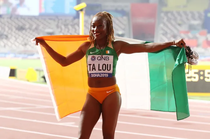 Image de Sport. L'équipe féminine de relais 4x100m de la Côte d'Ivoire a marqué l'histoire de l'athlétisme ivoirien en décrochant brillamment sa qualification pour les Jeux Olympiques de Paris 2024. Cette réalisation remarquable a été rendue possible par une performance impressionnante lors des championnats du monde de relais qui se sont déroulés à Nassau, aux Bahamas, ce dimanche 5 mai 2024. Une progression fulgurante Malgré un départ serré, les athlètes ivoiriennes ont su tirer parti de leur expérience et de leur détermination pour s'imposer lors du deuxième tour de qualification, terminant deuxièmes en 42,63 secondes. Cette performance les a propulsées vers la qualification olympique, suscitant l'admiration et la fierté de tout un pays. La qualification de ce relais féminin ivoirien est le résultat d'un travail acharné et du dévouement de chaque athlète, ainsi que de l'encadrement de la Fédération Ivoirienne d'Athlétisme (FIA). Les noms de Marie Josée Ta Lou, Murielle Ahouré-Demps, Kone Maboundou, Jessika Gbaï, Tié Witney et Denis Dinedye sont désormais gravés dans l'histoire de l'athlétisme ivoirien. Un symbole de l'excellence sportive ivoirienne Cette performance exceptionnelle a été accueillie avec enthousiasme par toute la nation ivoirienne, qui voit en ces athlètes des représentantes de l'excellence sportive du pays. Leur parcours inspirant aux championnats du monde de relais témoigne de la détermination et du talent présents au sein de l'athlétisme féminin en Côte d'Ivoire. Avec cette qualification, la Côte d'Ivoire compte désormais 8 athlètes qualifiés pour les Jeux Olympiques de Paris 2024. Ces athlètes, issus de diverses disciplines, sont prêts à porter haut les couleurs de leur pays sur la scène mondiale. Cette qualification est un accomplissement remarquable et une source d'inspiration pour tous les jeunes athlètes ivoiriens qui aspirent à atteindre de tels sommets dans leur carrière sportive. Elle témoigne également du potentiel et de la qualité de l'athlétisme féminin en Côte d'Ivoire, ouvrant la voie à un avenir prometteur pour le sport dans le pays. Quelle sera la prochaine étape pour ces athlètes exceptionnelles alors qu'elles se préparent à affronter les meilleures compétitrices du monde aux Jeux Olympiques de Paris 2024 ?**