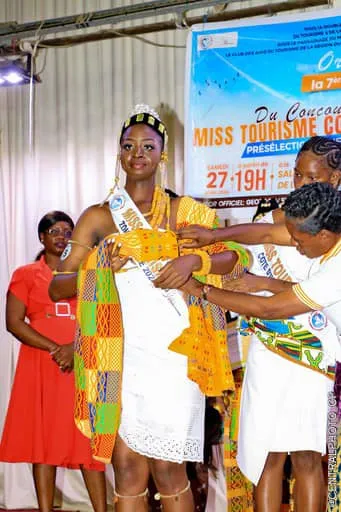 Image de Beauté/Mode. La fièvre de la beauté et du charme a embrasé la salle des fêtes de la Mairie de Yamoussoukro le samedi 27 avril 2024, marquant ainsi le coup d'envoi du concours national Miss Tourisme Côte d'Ivoire 2024. Cette première étape, dédiée à la zone centre, s'est déroulée sous le parrainage du Maire Kouassi Kouamé Patrice, offrant un spectacle flamboyant de grâce et d'élégance. Les critères d'excellence Les jeunes femmes candidates, sélectionnées pour leur élégance, leur éloquence et leur connaissance du patrimoine ivoirien, ont rivalisé de charme et de prestance lors de cette première présélection. Sous le regard attentif des autorités régionales, politiques et coutumières, ainsi que d'un public captivé, ces ambassadrices de la beauté ivoirienne ont défilé avec assurance et distinction. Au terme d'une compétition acharnée, c'est Mlle Gouda Yessibeu Emmanuella qui a été couronnée Miss Tourisme 2024 pour la zone centre. Étudiante en deuxième année de classe préparatoire en Biologie Chimie Physique Sciences de la Terre (BCPST) à l'INPHB de Yamoussoukro, sa grâce et son charisme ont conquis le cœur du jury et du public. Accompagnée de quatre dauphines tout aussi talentueuses, elle s'est distinguée par son éloquence et sa passion pour la promotion du tourisme ivoirien. Une route vers la consécration nationale Les lauréates de cette première présélection auront l'honneur de représenter la zone centre lors de la finale nationale qui se tiendra le 10 août 2024 à Yamoussoukro. Cet événement rassemblera les 15 finalistes sélectionnées à travers tout le pays, offrant ainsi une vitrine exceptionnelle à la diversité et à la richesse culturelle de la Côte d'Ivoire. M. Attoungbré Constant, PCA du Club des Amis du Tourisme et coordinateur général du concours, a exprimé sa gratitude envers les partenaires et sponsors qui ont contribué à la réussite de cet événement. Il a également appelé à un engagement continu pour soutenir cette initiative qui valorise le patrimoine culturel et touristique ivoirien. Alors que les préparatifs pour la finale nationale battent leur plein, une question demeure : quelles surprises et quelles merveilles la suite de ce concours révélera-t-elle ?