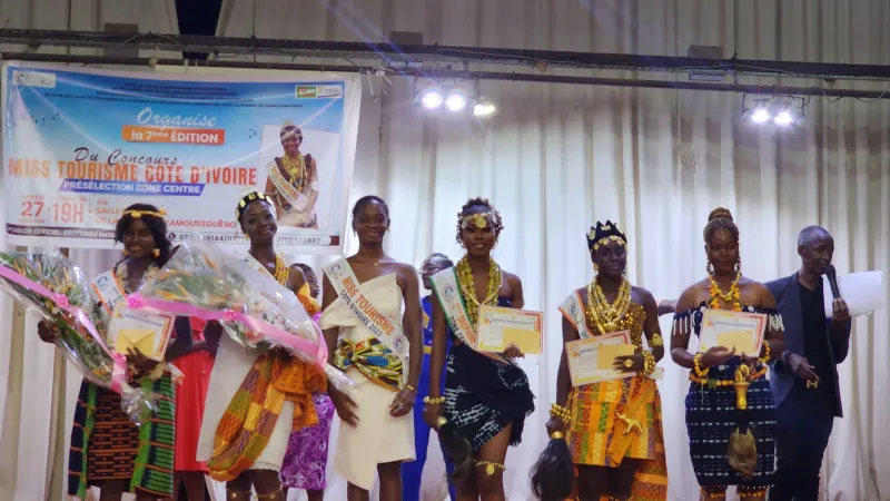 Deuxième Image de Beauté/Mode. La fièvre de la beauté et du charme a embrasé la salle des fêtes de la Mairie de Yamoussoukro le samedi 27 avril 2024, marquant ainsi le coup d'envoi du concours national Miss Tourisme Côte d'Ivoire 2024. Cette première étape, dédiée à la zone centre, s'est déroulée sous le parrainage du Maire Kouassi Kouamé Patrice, offrant un spectacle flamboyant de grâce et d'élégance. Les critères d'excellence Les jeunes femmes candidates, sélectionnées pour leur élégance, leur éloquence et leur connaissance du patrimoine ivoirien, ont rivalisé de charme et de prestance lors de cette première présélection. Sous le regard attentif des autorités régionales, politiques et coutumières, ainsi que d'un public captivé, ces ambassadrices de la beauté ivoirienne ont défilé avec assurance et distinction. Au terme d'une compétition acharnée, c'est Mlle Gouda Yessibeu Emmanuella qui a été couronnée Miss Tourisme 2024 pour la zone centre. Étudiante en deuxième année de classe préparatoire en Biologie Chimie Physique Sciences de la Terre (BCPST) à l'INPHB de Yamoussoukro, sa grâce et son charisme ont conquis le cœur du jury et du public. Accompagnée de quatre dauphines tout aussi talentueuses, elle s'est distinguée par son éloquence et sa passion pour la promotion du tourisme ivoirien. Une route vers la consécration nationale Les lauréates de cette première présélection auront l'honneur de représenter la zone centre lors de la finale nationale qui se tiendra le 10 août 2024 à Yamoussoukro. Cet événement rassemblera les 15 finalistes sélectionnées à travers tout le pays, offrant ainsi une vitrine exceptionnelle à la diversité et à la richesse culturelle de la Côte d'Ivoire. M. Attoungbré Constant, PCA du Club des Amis du Tourisme et coordinateur général du concours, a exprimé sa gratitude envers les partenaires et sponsors qui ont contribué à la réussite de cet événement. Il a également appelé à un engagement continu pour soutenir cette initiative qui valorise le patrimoine culturel et touristique ivoirien. Alors que les préparatifs pour la finale nationale battent leur plein, une question demeure : quelles surprises et quelles merveilles la suite de ce concours révélera-t-elle ?