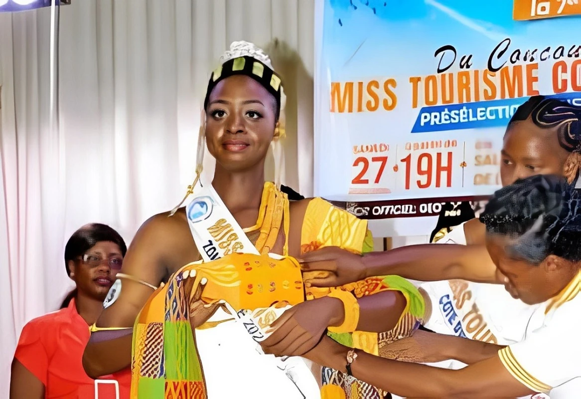 Troisième Image de Beauté/Mode. La fièvre de la beauté et du charme a embrasé la salle des fêtes de la Mairie de Yamoussoukro le samedi 27 avril 2024, marquant ainsi le coup d'envoi du concours national Miss Tourisme Côte d'Ivoire 2024. Cette première étape, dédiée à la zone centre, s'est déroulée sous le parrainage du Maire Kouassi Kouamé Patrice, offrant un spectacle flamboyant de grâce et d'élégance. Les critères d'excellence Les jeunes femmes candidates, sélectionnées pour leur élégance, leur éloquence et leur connaissance du patrimoine ivoirien, ont rivalisé de charme et de prestance lors de cette première présélection. Sous le regard attentif des autorités régionales, politiques et coutumières, ainsi que d'un public captivé, ces ambassadrices de la beauté ivoirienne ont défilé avec assurance et distinction. Au terme d'une compétition acharnée, c'est Mlle Gouda Yessibeu Emmanuella qui a été couronnée Miss Tourisme 2024 pour la zone centre. Étudiante en deuxième année de classe préparatoire en Biologie Chimie Physique Sciences de la Terre (BCPST) à l'INPHB de Yamoussoukro, sa grâce et son charisme ont conquis le cœur du jury et du public. Accompagnée de quatre dauphines tout aussi talentueuses, elle s'est distinguée par son éloquence et sa passion pour la promotion du tourisme ivoirien. Une route vers la consécration nationale Les lauréates de cette première présélection auront l'honneur de représenter la zone centre lors de la finale nationale qui se tiendra le 10 août 2024 à Yamoussoukro. Cet événement rassemblera les 15 finalistes sélectionnées à travers tout le pays, offrant ainsi une vitrine exceptionnelle à la diversité et à la richesse culturelle de la Côte d'Ivoire. M. Attoungbré Constant, PCA du Club des Amis du Tourisme et coordinateur général du concours, a exprimé sa gratitude envers les partenaires et sponsors qui ont contribué à la réussite de cet événement. Il a également appelé à un engagement continu pour soutenir cette initiative qui valorise le patrimoine culturel et touristique ivoirien. Alors que les préparatifs pour la finale nationale battent leur plein, une question demeure : quelles surprises et quelles merveilles la suite de ce concours révélera-t-elle ?