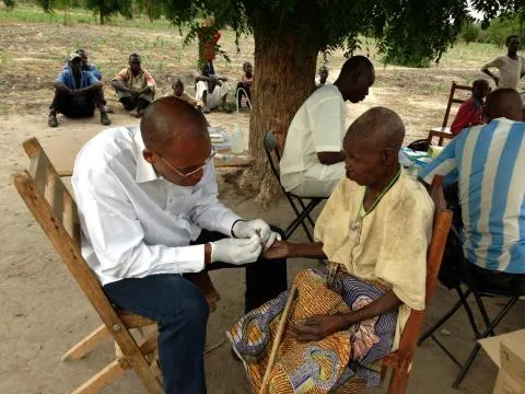 Deuxième Image de Santé. Dans une démarche proactive pour éradiquer l'onchocercose, une campagne de traitement de masse est actuellement déployée dans le district sanitaire de Niakara, du 2 au 6 mai 2024. Cette stratégie, dirigée par le Dr Baba Touré Badian, directeur de la circonscription sanitaire, vise à administrer gratuitement des médicaments préventifs essentiels au sein des communautés locales ainsi que dans les écoles. Un engagement soutenu des autorités locales Lors du lancement de cette campagne contre l'onchocercose, le préfet de Niakara, Maténin Ouattara, a exprimé son soutien total à cette initiative vitale. Il a appelé les résidents à accueillir chaleureusement les agents distributeurs afin de maximiser l'impact de cette campagne cruciale. Cette mobilisation collective vise à garantir la participation maximale de la population, essentielle pour atteindre l'objectif ambitieux de toucher 80% de la population concernée. Cette campagne bénéficie du soutien financier du gouvernement ivoirien et de ses partenaires, démontrant ainsi un engagement fort dans la lutte contre les maladies tropicales négligées. Avec une cible de plus de 200 000 personnes dans le département de Niakara, cette initiative revêt une importance capitale pour la santé publique. Un effort national contre l'onchocercose Cette campagne s'inscrit dans le cadre des efforts nationaux plus vastes du ministère de la Santé, de l'Hygiène publique et de la Couverture maladie universelle. Elle s'étend à travers plusieurs districts sanitaires, démontrant ainsi une coordination efficace dans la lutte contre l'onchocercose à l'échelle nationale. L'onchocercose, également connue sous le nom de « cécité des rivières », est une maladie parasitaire débilitante transmise par la piqûre de la mouche tsé-tsé. Cette campagne de traitement de masse représente une étape cruciale dans la lutte contre cette maladie, offrant un espoir tangible d'amélioration de la santé et de la qualité de vie pour les populations affectées. Alors que la campagne se déploie avec détermination, une question demeure : quelles seront les prochaines initiatives et stratégies mises en place pour accélérer la lutte contre l'onchocercose en Côte d'Ivoire et garantir une santé durable pour tous ?