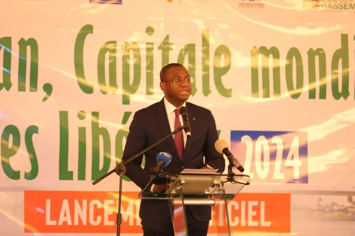 Image de Événements/Sorties. Le 6 mai 2024 restera gravé dans les annales de l'histoire politique ivoirienne avec le lancement officiel de "Abidjan, Capitale du Libéralisme 2024". L'hôtel Ivoire de Cocody a été le théâtre d'une cérémonie d'inauguration marquée par la présence de personnalités éminentes, parmi lesquelles des présidents d'institutions telles que Kandia Camara, présidente du Sénat, et Epiphane Zoro Bi Ballo, président de la Haute Autorité pour la Bonne Gouvernance (HABG). Une Collaboration Fructueuse avec la Fondation Friedrich Naumann La ministre d’Etat, ministre de la Fonction Publique et de la Modernisation de l’Administration Anne Désirée Oulotto ainsi que le ministre des Ressources Animales et Halieutiques Sidi Touré Tiémoko ont également honoré de leur présence cet événement d'importance nationale et internationale. À cette occasion, le ministre Sidi Touré Tiémoko, président du comité d’organisation (PCO) de ces festivités, a rendu un hommage appuyé à la Fondation Friedrich Naumann pour son engagement sans faille en faveur du libéralisme en Côte d’Ivoire. « Ces convictions m’ont mené à des rencontres déterminantes, notamment avec la Fondation Friedrich Naumann et sa directrice de l’époque, qui m'ont introduit aux principes du libéralisme. C'est cette philosophie qui a renforcé mon lien avec le président Alassane Ouattara, ce leader visionnaire sous la tutelle duquel j'ai eu l'honneur de servir », a-t-il déclaré. Abidjan, Choix Unanime des Organisations Libérales Internationales La désignation d'Abidjan en tant que capitale du libéralisme pour l'année 2024 a été accueillie avec un grand enthousiasme lors du sommet de RENEWPAC en décembre 2023 à Dakar, au Sénégal. « Toutes les organisations internationales libérales présentes ont fait le choix de tenir leurs différents événements de l'année 2024 dans notre pays pour saluer le bel exemple de la Côte d’Ivoire et honorer notre grand leader Alassane Ouattara qui a su porter les valeurs libérales au cœur de sa gouvernance depuis 2011 », a souligné le ministre Tiémoko. Cette décision confère à la Côte d'Ivoire un statut de premier plan sur la scène mondiale, renforçant ainsi son rôle de leader des valeurs libérales en Afrique et au-delà. Dans son discours, la ministre d’Etat Anne Désirée Oulotto, au nom du président de la République Alassane Ouattara, a exprimé la fierté du pays face à cette distinction. « C’est un honneur fait à notre pays, qui résulte assurément de la reconnaissance de la gouvernance et de l’ambition de notre parti, le RHDP, à offrir à la Côte d'Ivoire ce qu’elle mérite le plus : le progrès et la paix », a-t-elle affirmé. Alors que les festivités marquant "Abidjan, Capitale du Libéralisme 2024" sont lancées, une question demeure : comment la Côte d'Ivoire saura-t-elle saisir cette opportunité historique pour consolider son leadership régional et international en matière de valeurs libérales et de gouvernance démocratique ?