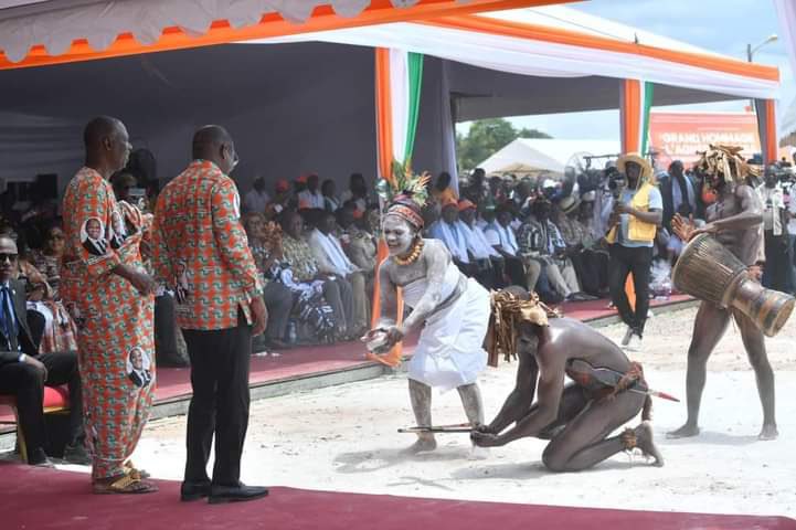 Image de Politique. Le président de l’Assemblée nationale, Adama Bictogo, s'est joint à la population d’Agnéby-Tiassa lors d'une cérémonie d’hommage et de célébration en l’honneur du Chef de l’État, Alassane Ouattara, à Agboville le samedi 4 mai 2024. Aux côtés de dignitaires tels que le Premier ministre Robert Beugré Mambé et le ministre de la Santé Pierre Dimba, il a rendu un vibrant hommage au président Ouattara devant une foule imposante. Alassane Ouattara : Figure de l'Espoir et du Développement Devant plus de 55 000 personnes réunies à la place Henri Konan Bédié, Adama Bictogo a évoqué la stature de son mentor, Alassane Ouattara, dans la région. Pour lui, le président Ouattara incarne l'espoir et la vision d'un avenir prospère pour les peuples d'Agnéby-Tiassa. Il le décrit non seulement comme une boussole, mais aussi comme un leader visionnaire guidant la région vers le développement. Évoquant les enjeux de l'élection présidentielle de 2025, Adama Bictogo a fermement exprimé son soutien à la candidature d'Alassane Ouattara. Il affirme que la région d’Agnéby-Tiassa soutiendra sans réserve la candidature du président sortant, soulignant leur engagement commun envers le progrès et la victoire électorale. Reconnaissance pour les Investissements Présidentiels Adama Bictogo a également salué les efforts du président Ouattara pour les investissements massifs réalisés dans la région, totalisant plus de 287 milliards de FCFA. Cette reconnaissance reflète la gratitude de la population envers le leadership visionnaire du président et son engagement envers le développement régional. La présence de près de 80 chefs Atchan du District autonome d’Abidjan à cette cérémonie témoigne de l'ampleur de l'événement et de la mobilisation populaire en faveur du président Ouattara. Cette démonstration de soutien souligne l'importance de l'unité et de la solidarité dans la poursuite des objectifs de développement et de prospérité pour tous. Quel Impact Aura Cette Cérémonie sur la Dynamique Politique et Sociale de la Région d'Agnéby-Tiassa et au-delà ?