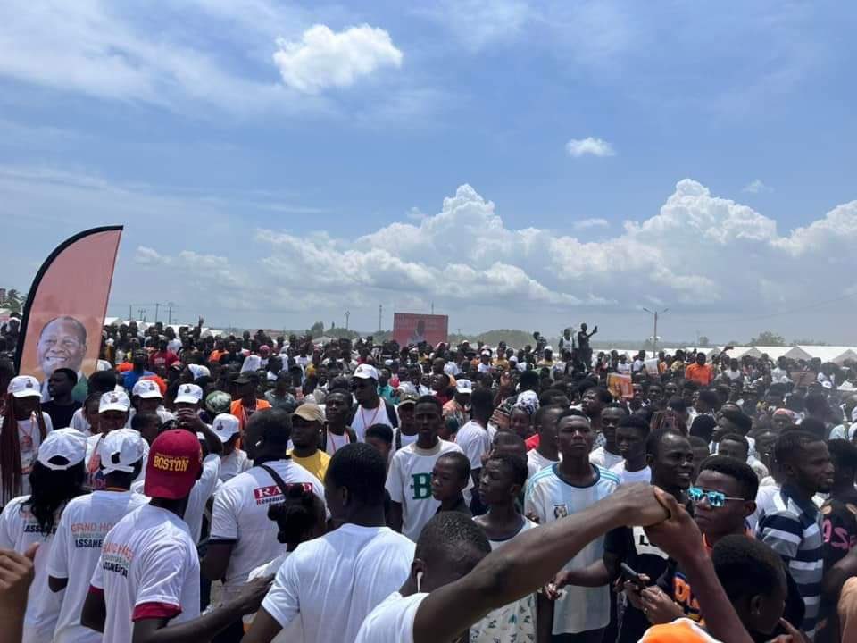 Deuxième Image de Politique. Le président de l’Assemblée nationale, Adama Bictogo, s'est joint à la population d’Agnéby-Tiassa lors d'une cérémonie d’hommage et de célébration en l’honneur du Chef de l’État, Alassane Ouattara, à Agboville le samedi 4 mai 2024. Aux côtés de dignitaires tels que le Premier ministre Robert Beugré Mambé et le ministre de la Santé Pierre Dimba, il a rendu un vibrant hommage au président Ouattara devant une foule imposante. Alassane Ouattara : Figure de l'Espoir et du Développement Devant plus de 55 000 personnes réunies à la place Henri Konan Bédié, Adama Bictogo a évoqué la stature de son mentor, Alassane Ouattara, dans la région. Pour lui, le président Ouattara incarne l'espoir et la vision d'un avenir prospère pour les peuples d'Agnéby-Tiassa. Il le décrit non seulement comme une boussole, mais aussi comme un leader visionnaire guidant la région vers le développement. Évoquant les enjeux de l'élection présidentielle de 2025, Adama Bictogo a fermement exprimé son soutien à la candidature d'Alassane Ouattara. Il affirme que la région d’Agnéby-Tiassa soutiendra sans réserve la candidature du président sortant, soulignant leur engagement commun envers le progrès et la victoire électorale. Reconnaissance pour les Investissements Présidentiels Adama Bictogo a également salué les efforts du président Ouattara pour les investissements massifs réalisés dans la région, totalisant plus de 287 milliards de FCFA. Cette reconnaissance reflète la gratitude de la population envers le leadership visionnaire du président et son engagement envers le développement régional. La présence de près de 80 chefs Atchan du District autonome d’Abidjan à cette cérémonie témoigne de l'ampleur de l'événement et de la mobilisation populaire en faveur du président Ouattara. Cette démonstration de soutien souligne l'importance de l'unité et de la solidarité dans la poursuite des objectifs de développement et de prospérité pour tous. Quel Impact Aura Cette Cérémonie sur la Dynamique Politique et Sociale de la Région d'Agnéby-Tiassa et au-delà ?