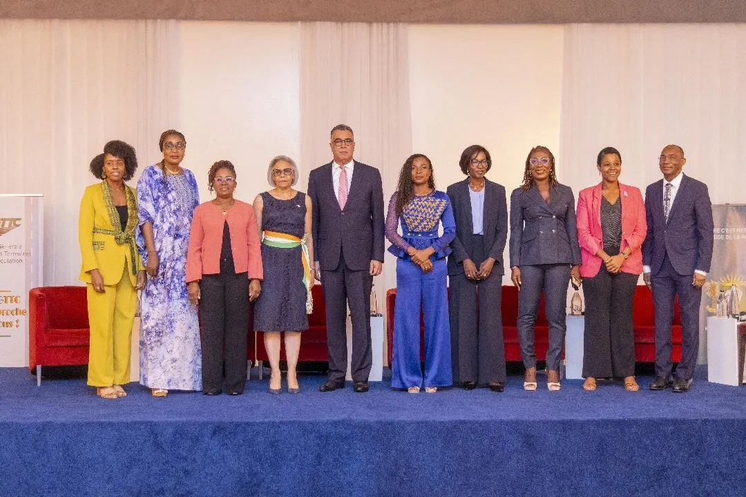 Image de Société. Le samedi 4 mai 2024, la salle des fêtes du Sofitel Abidjan Hôtel Ivoire a été le théâtre de la 3ème édition du Forum Women in Logistics - Africa (WILA). Cet événement, consacré à la mobilité urbaine en Afrique, a réuni des personnalités éminentes telles que l'ambassadeur du Maroc à Abidjan et le maire de Cocody, Jean-Marc Yacé. Sous le thème « Mobilité urbaine en Afrique : Quels enjeux pour le continent ? », le forum a offert une plateforme d'échange unique pour discuter des défis et des opportunités liés à la mobilité urbaine en Afrique. Alignement avec le développement national Les allocutions d'ouverture ont souligné l'importance stratégique de la mobilité urbaine dans le contexte du développement économique et social de l'Afrique. Le Colonel Kouakou Aya Odette, représentant du Ministre des Transports, a mis en avant l'alignement du forum avec le plan national de développement 2021-2025 de la Côte d'Ivoire. De même, la ministre de la Femme, de la Famille et de l’Enfant a salué l'initiative du Forum WILA pour l'autonomisation économique des femmes. L'ambassadeur du Maroc en Côte d’Ivoire, Son Excellence M. Abdelmalek Kettani, a souligné l'importance de l'implication des femmes dans le secteur de la mobilité urbaine. La Présidente d'honneur du Forum WILA, Mme Asta Rosa Cissé, a également mis en avant le rôle crucial des femmes dans le secteur logistique et leur capacité à contribuer au développement économique de l'Afrique. Discussions et récompenses La deuxième partie de l'événement a été marquée par des présentations et des discussions approfondies sur les défis de la mobilité urbaine en Afrique. Des intervenants de renom ont partagé leurs perspectives et leurs expériences, mettant en lumière les enjeux cruciaux du transport urbain dans un contexte en mutation rapide. La cérémonie des awards a ensuite récompensé les réalisations exceptionnelles dans le domaine de la mobilité urbaine, soulignant le leadership et l'excellence des acteurs du secteur. Le Forum WILA 2024 a été une vitrine de l'engagement en faveur d'une mobilité urbaine durable en Afrique. En réunissant les principaux acteurs du secteur, l'événement a permis de partager les meilleures pratiques, d'explorer des solutions innovantes et de renforcer la coopération régionale. Face aux défis croissants de l'urbanisation, la mobilisation collective reste essentielle pour façonner un avenir où la mobilité urbaine est un moteur de développement pour l'Afrique. Comment pouvons-nous garantir une mobilité urbaine inclusive et durable pour tous les citoyens africains dans les décennies à venir ?