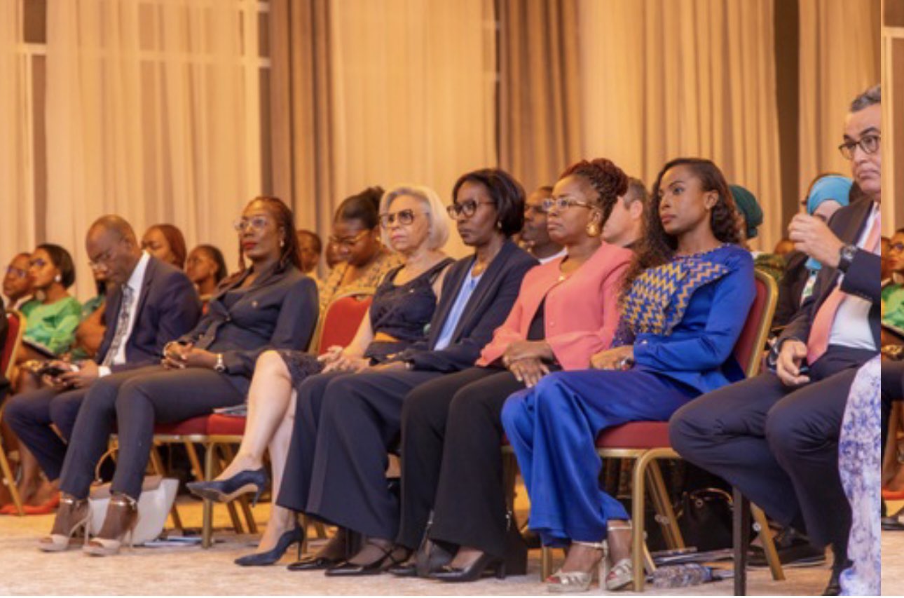 Deuxième Image de Société. Le samedi 4 mai 2024, la salle des fêtes du Sofitel Abidjan Hôtel Ivoire a été le théâtre de la 3ème édition du Forum Women in Logistics - Africa (WILA). Cet événement, consacré à la mobilité urbaine en Afrique, a réuni des personnalités éminentes telles que l'ambassadeur du Maroc à Abidjan et le maire de Cocody, Jean-Marc Yacé. Sous le thème « Mobilité urbaine en Afrique : Quels enjeux pour le continent ? », le forum a offert une plateforme d'échange unique pour discuter des défis et des opportunités liés à la mobilité urbaine en Afrique. Alignement avec le développement national Les allocutions d'ouverture ont souligné l'importance stratégique de la mobilité urbaine dans le contexte du développement économique et social de l'Afrique. Le Colonel Kouakou Aya Odette, représentant du Ministre des Transports, a mis en avant l'alignement du forum avec le plan national de développement 2021-2025 de la Côte d'Ivoire. De même, la ministre de la Femme, de la Famille et de l’Enfant a salué l'initiative du Forum WILA pour l'autonomisation économique des femmes. L'ambassadeur du Maroc en Côte d’Ivoire, Son Excellence M. Abdelmalek Kettani, a souligné l'importance de l'implication des femmes dans le secteur de la mobilité urbaine. La Présidente d'honneur du Forum WILA, Mme Asta Rosa Cissé, a également mis en avant le rôle crucial des femmes dans le secteur logistique et leur capacité à contribuer au développement économique de l'Afrique. Discussions et récompenses La deuxième partie de l'événement a été marquée par des présentations et des discussions approfondies sur les défis de la mobilité urbaine en Afrique. Des intervenants de renom ont partagé leurs perspectives et leurs expériences, mettant en lumière les enjeux cruciaux du transport urbain dans un contexte en mutation rapide. La cérémonie des awards a ensuite récompensé les réalisations exceptionnelles dans le domaine de la mobilité urbaine, soulignant le leadership et l'excellence des acteurs du secteur. Le Forum WILA 2024 a été une vitrine de l'engagement en faveur d'une mobilité urbaine durable en Afrique. En réunissant les principaux acteurs du secteur, l'événement a permis de partager les meilleures pratiques, d'explorer des solutions innovantes et de renforcer la coopération régionale. Face aux défis croissants de l'urbanisation, la mobilisation collective reste essentielle pour façonner un avenir où la mobilité urbaine est un moteur de développement pour l'Afrique. Comment pouvons-nous garantir une mobilité urbaine inclusive et durable pour tous les citoyens africains dans les décennies à venir ?