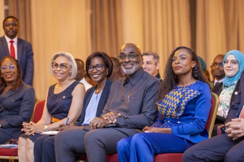 Troisième Image de Société. Le samedi 4 mai 2024, la salle des fêtes du Sofitel Abidjan Hôtel Ivoire a été le théâtre de la 3ème édition du Forum Women in Logistics - Africa (WILA). Cet événement, consacré à la mobilité urbaine en Afrique, a réuni des personnalités éminentes telles que l'ambassadeur du Maroc à Abidjan et le maire de Cocody, Jean-Marc Yacé. Sous le thème « Mobilité urbaine en Afrique : Quels enjeux pour le continent ? », le forum a offert une plateforme d'échange unique pour discuter des défis et des opportunités liés à la mobilité urbaine en Afrique. Alignement avec le développement national Les allocutions d'ouverture ont souligné l'importance stratégique de la mobilité urbaine dans le contexte du développement économique et social de l'Afrique. Le Colonel Kouakou Aya Odette, représentant du Ministre des Transports, a mis en avant l'alignement du forum avec le plan national de développement 2021-2025 de la Côte d'Ivoire. De même, la ministre de la Femme, de la Famille et de l’Enfant a salué l'initiative du Forum WILA pour l'autonomisation économique des femmes. L'ambassadeur du Maroc en Côte d’Ivoire, Son Excellence M. Abdelmalek Kettani, a souligné l'importance de l'implication des femmes dans le secteur de la mobilité urbaine. La Présidente d'honneur du Forum WILA, Mme Asta Rosa Cissé, a également mis en avant le rôle crucial des femmes dans le secteur logistique et leur capacité à contribuer au développement économique de l'Afrique. Discussions et récompenses La deuxième partie de l'événement a été marquée par des présentations et des discussions approfondies sur les défis de la mobilité urbaine en Afrique. Des intervenants de renom ont partagé leurs perspectives et leurs expériences, mettant en lumière les enjeux cruciaux du transport urbain dans un contexte en mutation rapide. La cérémonie des awards a ensuite récompensé les réalisations exceptionnelles dans le domaine de la mobilité urbaine, soulignant le leadership et l'excellence des acteurs du secteur. Le Forum WILA 2024 a été une vitrine de l'engagement en faveur d'une mobilité urbaine durable en Afrique. En réunissant les principaux acteurs du secteur, l'événement a permis de partager les meilleures pratiques, d'explorer des solutions innovantes et de renforcer la coopération régionale. Face aux défis croissants de l'urbanisation, la mobilisation collective reste essentielle pour façonner un avenir où la mobilité urbaine est un moteur de développement pour l'Afrique. Comment pouvons-nous garantir une mobilité urbaine inclusive et durable pour tous les citoyens africains dans les décennies à venir ?