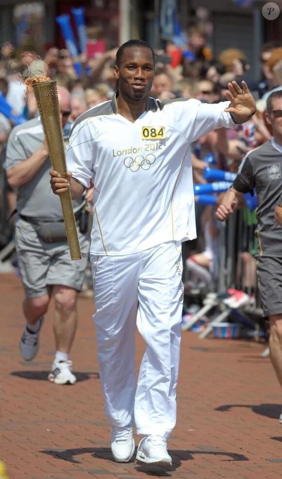 Image de Sport. La flamme olympique est sur le point de briller à Marseille, et parmi les porteurs de ce symbole de l'unité mondiale se trouve une figure légendaire du football : Didier Drogba. L'annonce de sa participation au relais de la flamme olympique a enflammé la cité phocéenne, ravivant les souvenirs émouvants de son passage marquant sous les couleurs de l'Olympique de Marseille. Dans cet article, nous explorerons l'impact de cette désignation sur la ville, sur le parcours de Drogba lui-même et sur l'anticipation des Jeux Olympiques de Paris 2024. Le Relais de la Flamme : Une Tradition Olympique Renouvelée Le jeudi 9 mai marquera le début d'une aventure extraordinaire pour Marseille, alors que la flamme olympique parcourra la ville, guidée par une cohorte de porteurs de renom. Aux côtés de légendes du sport et de la culture, Didier Drogba aura l'honneur de transmettre l'esprit olympique à travers les rues animées de la cité phocéenne. Ce relais inaugural est la première étape d'un périple qui mènera la flamme jusqu'aux Jeux Olympiques de Paris 2024, promettant un spectacle grandiose et inspirant pour les spectateurs du monde entier. Bien que sa carrière à Marseille n'ait duré qu'une saison, Didier Drogba a laissé une empreinte indélébile dans l'histoire du club. Ses performances magistrales sur le terrain et sa personnalité charismatique ont conquis le cœur des supporters marseillais, faisant de lui une véritable légende. Ainsi, le voir participer au relais de la flamme olympique dans la ville qui l'a vu émerger comme l'une des stars du football mondial ne manquera pas de raviver des souvenirs émouvants pour les fans, et de renforcer les liens entre Drogba et Marseille. Un Parcours Mémorable à Travers la Ville Le parcours de la flamme olympique à Marseille promet d'être une véritable célébration de la ville et de ses habitants. De la majestueuse basilique Notre-Dame de la Garde, offrant une vue imprenable sur la Méditerranée, au mythique Stade Vélodrome, théâtre de tant de moments inoubliables, chaque étape du relais résonnera avec l'histoire et la culture de Marseille. Les spectateurs auront l'occasion de se joindre à cette fête olympique, créant ainsi un lien unique entre la communauté locale et l'événement mondial à venir. À mesure que le relais de la flamme olympique progresse à travers la France, l'excitation monte en vue des Jeux Olympiques de Paris 2024. Avec chaque ville accueillant la flamme, l'enthousiasme pour cet événement historique continue de croître, renforçant le sentiment d'unité et d'espoir à l'échelle mondiale. Dans cette ère de défis et d'incertitudes, les Jeux Olympiques représentent un phare de positivité et d'inspiration, unissant les peuples autour de valeurs communes de paix, d'amitié et de respect. En quoi la désignation de personnalités emblématiques comme Didier Drogba en tant que porteurs de la flamme olympique contribue-t-elle à renforcer les liens entre les villes hôtes et l'esprit des Jeux Olympiques?