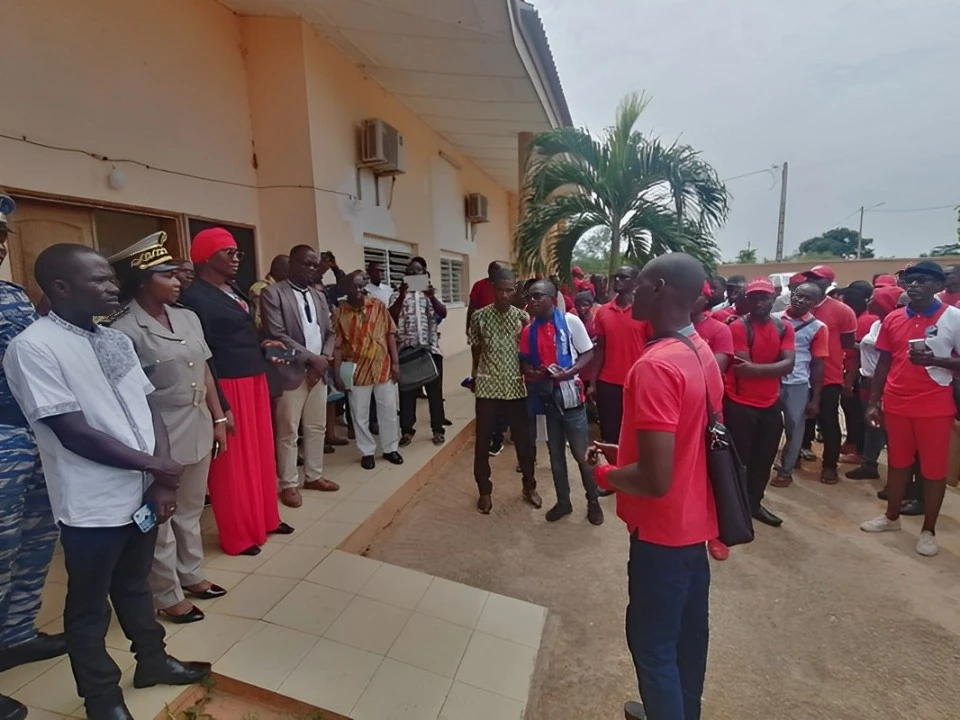 Image de Société. La tranquillité de Didievi, un village paisible à 15 kilomètres de Polonou, a été ébranlée par un événement troublant : l'agression du directeur de l'Epp Polonou, Hien Toh Ibrahim. Cette violence a suscité une vive réaction parmi les enseignants de l'Iepp Didievi, qui ont déclenché une grève de 48 heures pour exprimer leur indignation et demander justice. Après une journée de manifestations intenses le lundi 6 mai 2024, les enseignants ont finalement décidé de reprendre les cours le lendemain. Retour sur les événements qui ont secoué cette petite communauté. La Grève des Enseignants : Une Réponse à l'Injustice* Le lundi 6 mai 2024, les enseignants de l'Iepp Didievi ont pris une décision audacieuse : se mettre en grève pour dénoncer l'humiliation subie par leur collègue de Polonou. L'agression brutale du directeur, tabassé et déshabillé par des villageois, a indigné la communauté éducative de Didievi, qui a jugé nécessaire de prendre une stance forte contre de tels actes de violence. La journée de grève a été marquée par une marche pacifique, partant du Groupe scolaire Didievi jusqu'à la préfecture, où les enseignants ont exprimé leur colère et leur frustration face à cette injustice. La sous-préfète de Boli a joué un rôle crucial dans l'apaisement des tensions, s'engageant à transmettre les doléances des enseignants aux autorités supérieures pour trouver une solution appropriée. Réunion Cruciale avec les Autorités Éducatives Face à la gravité de la situation, le Directeur régional de l'éducation nationale et de l'Alphabétisation (Drena), Vazoumana Cissé, a convoqué une réunion d'urgence avec les enseignants et d'autres responsables locaux. Cette réunion, tenue à la maison des cultures de Didievi, a permis un échange ouvert et constructif entre les parties concernées, dans le but de trouver des solutions concrètes aux problèmes soulevés par les enseignants. Une délégation du Drena s'est ensuite rendue à Polonou pour rencontrer le chef du village et les habitants, afin de comprendre les circonstances entourant l'agression du directeur de l'Epp. Cette visite a été l'occasion pour le chef du village de présenter ses excuses aux autorités et aux enseignants, tout en promettant que de tels actes ne se reproduiraient plus. Le Drena a assuré aux enseignants de Didievi que toutes les mesures nécessaires seraient prises pour résoudre cette affaire de manière juste et équitable. Il a également salué la détermination et la solidarité des enseignants, soulignant leur sens de responsabilité citoyenne dans la défense des valeurs fondamentales de la société. Alors que la communauté de Didievi se remet de cet épisode troublant, des questions demeurent : Comment prévenir de tels incidents à l'avenir? Quelles mesures peuvent être prises pour assurer la sécurité et le respect des éducateurs dans les communautés rurales?