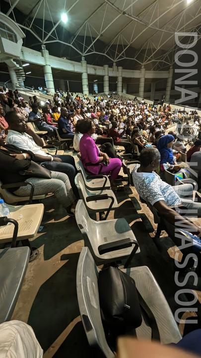 Deuxième Image de Célébrités. Samedi dernier, le 4 mai 2024, le Palais de la Culture Bernard B. Dadié d'Abidjan était le théâtre d'un événement exceptionnel : le tout premier One Man Show de l'humoriste ivoirien Deperpignan. Dans cette soirée mémorable, l'artiste a pris d'assaut la scène, offrant au public une performance hilarante et pleine de surprises. Un Spectacle Inoubliable : L'Univers Comique de Deperpignan Le Palais de la Culture a été transformé en un véritable jardin d'Eden de l'humour, alors que Deperpignan a déployé tout son talent sur scène. Sous le thème captivant du "Jardin d’Eden", l'humoriste s'est glissé dans la peau d'un pasteur pour révéler les dessous de Satan dans le paradis perdu. Avec son texte ciselé, ses mimiques expressives et son personnage délirant, Deperpignan a enflammé la salle, déclenchant des rires contagieux parmi le public. Malgré l'absence d'une salle comble, Deperpignan a réussi à captiver son auditoire et à marquer les esprits avec son premier One Man Show. Son spectacle haut en couleur a été salué pour sa fraîcheur, son audace et sa capacité à mêler humour et réflexion. En dépit des défis rencontrés, Deperpignan a fait preuve d'une maîtrise totale de son art, confirmant ainsi son statut d'étoile montante de l'humour en Côte d'Ivoire. Solidarité et Soutien entre Humoristes Sur scène, Deperpignan a été soutenu par ses pairs, d'autres humoristes ivoiriens, venus lui témoigner leur solidarité. Cette démonstration de camaraderie entre artistes reflète la cohésion et l'esprit d'entraide qui règnent dans le milieu de l'humour en Côte d'Ivoire. Malgré les critiques et les controverses, Deperpignan et ses collègues continuent de repousser les limites de la satire sociale et de divertir leur public avec audace et ingéniosité. Le choix de Deperpignan de satiriser certains comportements au sein des Églises n'a pas manqué de susciter des réactions contrastées. Si certains applaudissent son courage et son humour corrosif, d'autres expriment leur désaccord et leur inconfort face à ce type de représentations. Ce débat soulève des questions importantes sur la liberté artistique, la tolérance religieuse et les limites de la satire dans une société en évolution. Dans quelle mesure la satire religieuse peut-elle contribuer à stimuler le débat social et à remettre en question les normes établies, tout en respectant les croyances et les sensibilités individuelles?