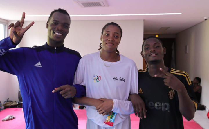 Image de Sport. La scène du taekwondo ivoirien s'illumine avec la participation de trois athlètes talentueux aux Jeux Olympiques de Paris 2024. Parmi eux, Astan Bathily, jeune espoir de 25 ans, se prépare à faire ses débuts olympiques avec une ambition claire : décrocher une place sur le podium. Alors que la compétition approche, Bathily partage ses aspirations et ses défis dans sa quête pour la gloire olympique. L'Envol d'une Nouvelle Étoile : Astan Bathily Dans le cercle restreint des représentants ivoiriens en taekwondo pour les Jeux Olympiques de Paris 2024, Astan Bathily émerge comme une nouvelle figure prometteuse. Bien que moins connue que ses compatriotes Cissé Cheick Salah et Ruth Gbagbi, Bathily brille de sa propre lumière, motivée par le désir ardent de laisser une marque indélébile dans l'histoire olympique de la Côte d'Ivoire. Dans une interview récente, Bathily a partagé ses sentiments et ses ambitions en prévision des Jeux Olympiques : "C’est une grande fierté pour moi de représenter le drapeau national ivoirien. Je suis très motivée parce que ce sont mes premiers Jeux Olympiques de ma carrière sportive. Par rapport aux autres athlètes qualifiés, je ne suis pas connue dans le milieu. Mais je me dis qu’avec le travail en ce moment, j’ai plus de chances de remporter une médaille olympique." Les Défis du Chemin vers le Podium Consciente des défis qui l'attendent, Bathily reconnaît la nécessité de perfectionner sa condition physique et son mental. "Il me faut améliorer la condition physique et l’esprit de combativité. Je suis un peu nonchalante", admet-elle. Tout en démontrant une volonté de fer, Bathily sait que le chemin vers le podium olympique est semé d'obstacles, mais elle est déterminée à les surmonter avec grâce et détermination. Pour aider Bathily à atteindre son plein potentiel, la Fédération Ivoirienne de Taekwondo a mis en place un programme de préparation rigoureux. Cela comprend une série de compétitions internationales, notamment l'Open de Malabo, la Président Cup, et un stage d'entraînement intensif au Mexique. Cette préparation minutieuse vise à affûter les compétences de Bathily et à la préparer au mieux pour affronter l'élite mondiale du taekwondo à Paris. Dans quelle mesure la jeune Astan Bathily peut-elle devenir une véritable révélation lors des Jeux Olympiques de Paris 2024, et quel impact cela pourrait-il avoir sur le paysage sportif ivoirien?