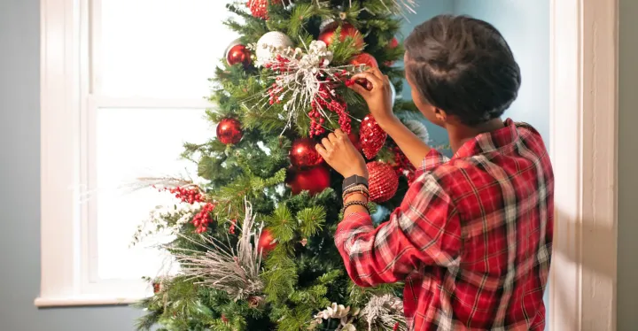 Image de Famille. Le temps des fêtes est une période très attendue en Côte d'Ivoire, marquée par des rassemblements familiaux, des festivités et des échanges de cadeaux. Mais combien cela coûte-t-il réellement de passer un joyeux Noël dans ce contexte? Dans cet essai, nous explorerons les différents aspects financiers liés à la célébration de Noël en Côte d'Ivoire, en examinant les dépenses typiques et en proposant des conseils pour gérer efficacement son budget pendant cette période festive. Coût des festivités de Noël Les dépenses alimentaires La cuisine occupe une place centrale lors des célébrations de Noël en Côte d'Ivoire. Les familles préparent des plats traditionnels tels que le poulet braisé, le riz sauce graine, et les desserts sucrés comme le gâteau de Noël. Les dépenses alimentaires peuvent représenter une part importante du budget de Noël, surtout si l'on prévoit de recevoir de nombreux invités. Par exemple, l'achat de viande, de légumes frais et d'épices peut rapidement faire grimper la facture. Les cadeaux et les étrennes L'échange de cadeaux est une tradition profondément enracinée dans la culture ivoirienne pendant la période de Noël. Que ce soit pour la famille, les amis ou les collègues, l'achat de cadeaux peut entraîner des dépenses importantes. De plus, il est courant de donner des étrennes aux enfants et aux employés domestiques pendant cette période, ce qui peut également peser sur le budget familial. Les vêtements et la décoration Beaucoup de gens considèrent Noël comme une occasion de se mettre sur son trente-et-un et de décorer sa maison avec des lumières scintillantes et des ornements festifs. L'achat de nouveaux vêtements pour toute la famille, ainsi que la décoration de la maison, peuvent représenter des coûts supplémentaires à prendre en compte dans le budget de Noël. Conseils pour gérer son budget de Noël Établir un budget réaliste La première étape pour gérer efficacement son budget de Noël est d'établir un plan financier réaliste. Cela implique de déterminer combien vous pouvez vous permettre de dépenser pour les différentes dépenses liées aux festivités, en tenant compte de vos revenus, de vos économies et de vos autres engagements financiers. Faire une liste de cadeaux Plutôt que d'acheter des cadeaux de manière impulsive, il est utile de dresser une liste de cadeaux pour chaque personne que vous souhaitez gâter à Noël. Cela vous permettra de mieux contrôler vos dépenses et d'éviter les achats superflus. Rechercher des promotions et des offres spéciales Pendant la période de Noël, de nombreux magasins proposent des promotions et des réductions sur une variété de produits. Avant d'effectuer vos achats, prenez le temps de comparer les prix et de rechercher des offres spéciales qui pourraient vous permettre d'économiser de l'argent. Opter pour des cadeaux faits maison Les cadeaux faits maison peuvent être tout aussi spéciaux et significatifs que les cadeaux achetés en magasin, mais ils sont souvent beaucoup moins chers. Considérez la possibilité de fabriquer des cadeaux faits main tels que des biscuits, des bijoux ou des œuvres d'art pour vos proches. Privilégier les rassemblements simples Il n'est pas nécessaire de dépenser une fortune pour organiser un joyeux Noël en famille. Privilégiez les rassemblements simples et intimes, où l'accent est mis sur le partage et la convivialité plutôt que sur les dépenses extravagantes. En conclusion, passer un joyeux Noël en Côte d'Ivoire peut être une expérience enrichissante, mais cela nécessite une planification financière judicieuse. En tenant compte des dépenses alimentaires, des cadeaux, des vêtements et de la décoration, il est possible de célébrer les festivités sans se ruiner. En suivant les conseils de gestion budgétaire, comme l'établissement d'un budget réaliste, la recherche d'offres spéciales et la priorisation des rassemblements simples, il est possible de profiter pleinement de la saison des fêtes sans soucis financiers. Souvenez-vous, Noël n'est pas seulement une question de dépenses, mais aussi de partage, d'amour et de gratitude envers nos proches.