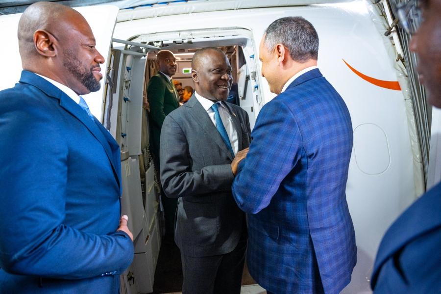 Image de Société. Sous les applaudissements et une ambiance festive, Air Côte d'Ivoire a marqué un tournant historique dans les relations entre la Côte d'Ivoire et le Maroc en lançant son premier vol direct vers Casablanca. Avec à son bord le ministre des Transports, Amadou Koné, et une délégation de responsables du secteur aérien ivoirien, cet événement a scellé un jalon important dans le renforcement des liens entre les deux nations. Retour sur cette étape majeure dans la coopération bilatérale. Un moment historique pour les relations ivoiro-marocaines Le vol inaugural de Air Côte d'Ivoire, désigné HF 0790, a atterri à l'aéroport Mohammed 6 de Casablanca à 16h10, heure locale, marquant ainsi le début d'une nouvelle ère dans le transport aérien entre la Côte d'Ivoire et le Maroc. Accueilli avec enthousiasme par les autorités marocaines et la délégation ivoirienne, cet événement a été célébré avec éclat, symbolisant la solidité des relations entre les deux pays. La présence du ministre des Transports, Amadou Koné, à la tête de la délégation officielle, témoigne de l'engagement du gouvernement ivoirien à renforcer les partenariats internationaux dans le domaine du transport aérien. De même, la participation des responsables marocains souligne l'importance accordée par le Royaume chérifien à cette nouvelle liaison, fruit d'une coopération fructueuse entre les deux pays. Un symbole de développement économique et de connectivité L'inauguration de cette liaison directe entre Abidjan et Casablanca revêt une dimension économique significative. Elle favorisera les échanges commerciaux, le tourisme et les investissements entre la Côte d'Ivoire et le Maroc, renforçant ainsi les liens économiques et culturels entre les deux nations. De plus, elle contribuera à accroître la connectivité régionale et internationale, ouvrant de nouvelles perspectives de développement pour les deux pays. Avec la mise en service de cette nouvelle liaison, Air Côte d'Ivoire vise à renforcer sa présence sur le marché international et à consolider sa position en Afrique. Les quatre vols hebdomadaires entre Abidjan et Casablanca, prévus à partir du 14 mai 2024, offriront aux voyageurs davantage de choix et de flexibilité. Cette expansion témoigne de la volonté de la compagnie ivoirienne de répondre à la demande croissante de voyages entre les deux pays et de contribuer au développement des échanges bilatéraux. Cette nouvelle liaison aérienne entre la Côte d'Ivoire et le Maroc ouvre-t-elle la voie à d'autres partenariats dans le domaine du transport aérien en Afrique ?