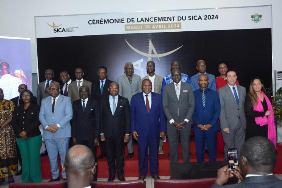 Image de TV/Films/Séries. Du 5 au 7 novembre 2024, Abidjan s'apprête à accueillir la deuxième édition du Salon international du contenu audiovisuel (SICA). Sous le thème "Innovation, diversité et financement dans le secteur audiovisuel : solutions pour une nouvelle ère du contenu en Afrique", cet événement est attendu comme un moment clé pour l'industrie audiovisuelle du continent. Avec le soutien du gouvernement ivoirien et la participation de nombreux acteurs, le SICA promet d'être une plateforme de choix pour la promotion de la créativité et du développement économique dans le secteur. Exploration des Objectifs et Attentes Le lancement officiel du SICA a été marqué par les propos du ministre de la Communication et de l'économie numérique, Amadou Coulibaly. Pour lui, l'industrie audiovisuelle et cinématographique représente un pilier stratégique du développement culturel et économique de la Côte d'Ivoire. Dans un contexte où la technologie et la créativité convergent pour redéfinir les horizons de l'audiovisuel, le SICA se positionne comme un catalyseur de cette transformation. Le commissaire général de l'événement, Jean Martial Adou, insiste sur le double objectif du Salon : offrir une vitrine internationale aux créateurs tout en favorisant le dialogue entre les acteurs du secteur. Cette approche inclusive est saluée par Thiam Hassane, représentant la ministre de la Culture et de la Francophonie, qui voit dans le SICA une opportunité unique de célébrer la diversité et la richesse du paysage audiovisuel africain. Le ministre du Tourisme, Siandou Fofana, souligne l'importance du SICA pour la jeunesse ivoirienne. En mettant en lumière le potentiel créatif et entrepreneurial des jeunes, cet événement contribue à leur épanouissement et à l'enrichissement de leur bagage culturel. Pour Fofana, cela représente un enjeu crucial dans un contexte où l'emploi des jeunes et leur engagement dans des secteurs porteurs sont des priorités nationales. En favorisant l'accès des jeunes aux opportunités offertes par l'audiovisuel, le SICA participe ainsi à la construction d'un avenir prometteur pour la jeunesse ivoirienne et africaine dans son ensemble. Perspectives pour l'Avenir de l'Audiovisuel Africain À l'approche de l'édition 2024 du SICA, les attentes sont grandes. Les professionnels de l'audiovisuel, les créateurs, les investisseurs et les décideurs politiques convergent vers Abidjan avec l'espoir de découvrir de nouveaux talents, d'établir des partenariats fructueux et de contribuer au rayonnement de l'industrie audiovisuelle africaine. Au-delà des aspects commerciaux, le SICA offre également une tribune pour débattre des défis et des opportunités qui se présentent à l'audiovisuel africain dans un monde en constante évolution. Le SICA 2024 s'annonce comme un moment clé pour l'audiovisuel en Afrique. En mettant en lumière l'innovation, la diversité et les défis de financement du secteur, cet événement reflète l'engagement des acteurs à bâtir un avenir prometteur pour l'industrie. Au-delà des échanges commerciaux, le SICA offre une plateforme pour explorer de nouvelles idées, encourager la créativité et renforcer les liens entre les différents acteurs du secteur. Dans quelle mesure le SICA 2024 contribuera-t-il à façonner l'avenir de l'audiovisuel en Afrique ?