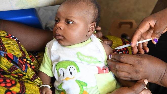 Image de Santé. Le Programme Elargi de Vaccination (PEV) a enregistré des résultats significatifs au cours des années 2022 et 2023 en Côte d'Ivoire. Avec un total de 4 712 551 personnes vaccinées contre diverses maladies, dont le PENTA 3, le tétanos, la rougeole et le cancer du col de l’utérus, ce programme a marqué une avancée majeure dans la protection de la population contre ces pathologies. Bilan de la vaccination En détaillant les chiffres, on constate que 1 116 979 enfants ont été vaccinés avec le vaccin Penta 3, atteignant ainsi un taux de couverture vaccinale de 97%. Cette réalisation est cruciale pour la protection des enfants contre des maladies telles que la diphtérie, le tétanos, la coqueluche, l'hépatite B et l'infection à Haemophilus influenzae de type B. Par ailleurs, 1 038 559 enfants de 0 à 11 mois ont bénéficié de la vaccination contre la rougeole et la rubéole, assurant ainsi une couverture vaccinale de 93%. Cette mesure contribue à la prévention de ces maladies virales potentiellement graves, surtout chez les jeunes enfants. Le vaccin HPV1, administré à 429 254 filles de 9 ans, a permis d'atteindre une couverture vaccinale de 73% contre le cancer du col de l’utérus. Cette vaccination revêt une importance capitale dans la lutte contre ce type de cancer, offrant ainsi une protection préventive aux jeunes filles. Par ailleurs, 933 661 femmes enceintes ont été vaccinées contre le tétanos, avec une couverture vaccinale d’environ 72%. Cette mesure vise à protéger à la fois la mère et l'enfant contre le tétanos néonatal, une maladie grave pouvant survenir chez les nouveau-nés. Impact financier et perspectives Le coût de cette vaste campagne de vaccination s'élève à 6,4 milliards de FCFA, soulignant l'investissement financier important consenti pour assurer la santé de la population ivoirienne. Ces dépenses reflètent l'engagement du gouvernement à garantir l'accès aux services de santé essentiels, y compris la vaccination. Dans un contexte où la santé publique occupe une place centrale, ces résultats positifs témoignent des efforts déployés pour renforcer le système de santé et protéger la population contre les maladies évitables par la vaccination. Cependant, des défis persistent, notamment en termes d'accessibilité, de sensibilisation et de couverture vaccinale optimale. Alors que le Programme Elargi de Vaccination a enregistré des avancées notables, comment pouvons-nous garantir une couverture vaccinale maximale et durable pour l'ensemble de la population ivoirienne ? Quelles stratégies innovantes peuvent être mises en place pour surmonter les obstacles et atteindre les objectifs de santé publique en matière de vaccination ?