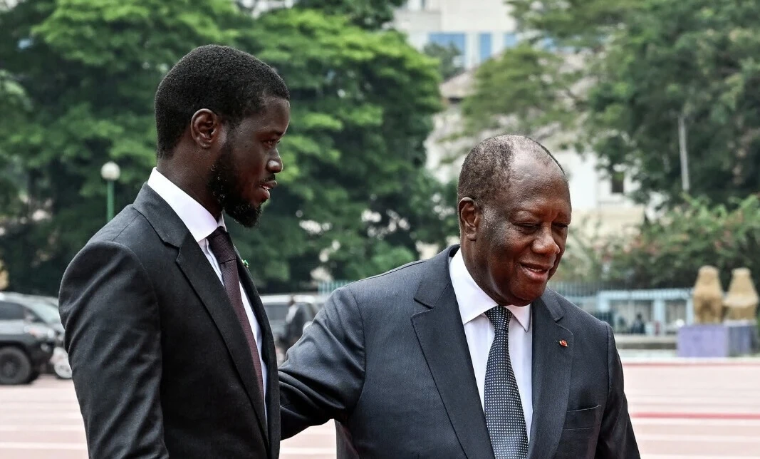 Image de Politique. Un mois après son investiture, le président Bassirou Diomaye Faye, l’un des plus jeunes dirigeants de l'Afrique de l’Ouest, effectue sa première visite officielle à Abidjan, la capitale économique de la Côte d’Ivoire. Accueilli avec respect et honneur, il rencontre son homologue ivoirien, le "Patriarche" Alassane Ouattara. Cette rencontre, qui s’inscrit dans un contexte de renforcement des relations bilatérales, aborde plusieurs enjeux de coopération, commerciaux et sécuritaires. Renforcement des liens de coopération Lors de sa visite éclair, le président Diomaye Faye et le président Ouattara ont convenu de renforcer les liens de coopération entre le Sénégal et la Côte d’Ivoire. Cette coopération, saluée par les deux parties, s'inscrit dans une démarche visant à consolider les excellentes relations entre les deux nations frères. Les échanges commerciaux entre le Sénégal et la Côte d’Ivoire ont connu une croissance significative ces dernières années, dépassant les 200 milliards FCFA en 2022. Ces échanges couvrent divers secteurs tels que l'agriculture, l'industrie et les services, contribuant ainsi au renforcement des tissus économiques des deux pays. Outre les questions économiques, les deux présidents ont abordé des sujets liés à la stabilité régionale et à la lutte contre le terrorisme dans la sous-région. Engagés dans la promotion de la paix et de la sécurité, ils ont exprimé leur volonté de coopérer étroitement pour faire face aux défis sécuritaires, notamment dans le Sahel ouest-africain. Initiatives conjointes pour le développement économique Dans un contexte de renforcement des relations économiques, des initiatives conjointes seront mises en œuvre pour encourager les entrepreneurs et les investisseurs des deux pays à explorer de nouvelles opportunités d'affaires. Ces efforts visent à stimuler la croissance économique et à favoriser la création d'emplois dans la région. La visite du président Bassirou Diomaye Faye à Abidjan marque un nouveau chapitre dans les relations entre le Sénégal et la Côte d'Ivoire. Cette rencontre témoigne de la volonté des deux pays de renforcer leur coopération dans divers domaines, contribuant ainsi à la prospérité et à la stabilité de la région ouest-africaine. Comment cette visite renforcera-t-elle davantage les relations économiques et politiques entre le Sénégal et la Côte d'Ivoire, et quel impact aura-t-elle sur la région dans son ensemble ?