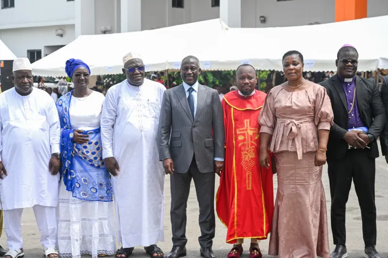 Deuxième Image de Politique. La municipalité de Yopougon, l'une des plus grandes et des plus diversifiées de Côte d'Ivoire, inaugure une nouvelle ère de gouvernance participative. Sous l'impulsion du maire Adama Bictogo, deux conseils consultatifs ont été créés : le Conseil Communal des Guides Religieux et le Conseil Communal des Chefs de Villages, de Communautés et de Quartiers. Cette initiative vise à consolider l'unité, à préserver la diversité et à renforcer la cohésion sociale dans cette commune dynamique. Préserver la diversité Yopougon, avec ses quelque 1,7 million d'habitants, reflète la diversité ethnique et culturelle de la Côte d'Ivoire. Cette mosaïque de peuples et de traditions est une richesse à préserver. Les nouveaux conseils ont pour mission de favoriser le dialogue intercommunautaire et de promouvoir le vivre-ensemble. Avec 41% d'Akan, 19% de Mandé du Nord, 18% de Krou, 11% de Mandé du Sud et 10% de Gur, Yopougon incarne la quintessence de la pluralité ivoirienne. La mise en place de ces organes consultatifs marque un tournant dans la gouvernance locale. Le maire Adama Bictogo, soucieux d'impliquer la population dans les décisions qui la concernent, encourage une gestion participative. Les conseils auront pour mission de renforcer la cohésion sociale, mais aussi de contribuer activement à l'élaboration et à la mise en œuvre des projets de développement de la commune. Lors de la cérémonie d'installation, le maire a insisté sur l'importance du dialogue et de la concertation pour surmonter les divergences. Il a souligné que l'union des habitants de Yopougon est essentielle pour garantir la paix et le progrès dans la commune. En proposant des rencontres régulières et un suivi des projets, il s'engage à maintenir le lien entre l'administration et la population. Dotations et perspectives Pour faciliter le fonctionnement des conseils, le maire a promis des moyens matériels adéquats. Chacun disposera d'un siège équipé pour recevoir le public et mener ses travaux. De plus, une enveloppe financière sera allouée pour l'acquisition de mobilier de bureau et de matériel informatique. Ces initiatives visent à garantir l'efficacité et la transparence des activités des nouveaux organes consultatifs. La création des Conseils Communaux des Guides Religieux et des Chefs de Villages, de Communautés et de Quartiers marque une étape décisive dans la gouvernance locale à Yopougon. Ces structures participatives illustrent l'engagement du maire et de la municipalité à promouvoir l'unité, la diversité et la cohésion sociale. Leur mise en œuvre efficace contribuera à renforcer le tissu social de cette commune emblématique de la Côte d'Ivoire. Comment ces nouveaux conseils pourraient-ils contribuer à résoudre les défis socio-économiques auxquels est confrontée la commune de Yopougon ?