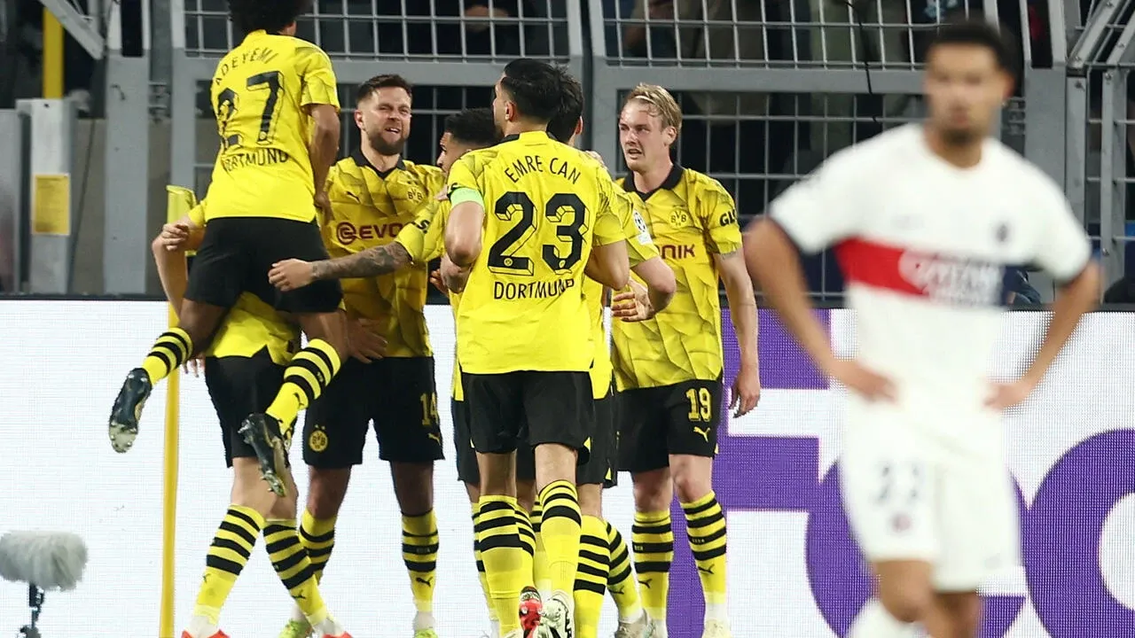 Image de Football. Le Borussia Dortmund a ébranlé les pronostics en obtenant son ticket pour la finale de la Ligue des Champions grâce à une victoire 1-0 contre le Paris Saint-Germain, lors d'un match épique au Parc des Princes ce mardi 7 mai 2024. Le Paris Saint-Germain face à une déception amère Après leur exploit retentissant lors de la remontada contre le FC Barcelone, le Paris Saint-Germain s'attendait à prolonger son rêve européen en demi-finale. Cependant, le Mur jaune allemand a mis un terme brutal à leurs ambitions. La rencontre entre le Paris Saint-Germain et Dortmund a été un duel tendu lors des demi-finales de la Ligue des Champions. Sous les ordres de Luis Henrique, les Parisiens ont débuté le match avec une intensité remarquable, cherchant à prendre l'avantage dès les premières minutes. Alors que le PSG dominait le jeu, Dortmund a opté pour une stratégie de contre-attaque, exploitant habilement les failles dans la défense parisienne. À la 18e minute, le défenseur allemand Hummels a surpris tout le monde en ouvrant le score sur un corner parfaitement exécuté par Brandt. Les Parisiens butent sur la défense solide de Dortmund En seconde période, malgré les assauts répétés des Parisiens, la défense solide de Dortmund a tenu bon. Bien que les champions de France aient multiplié les occasions, ils se sont heurtés à une muraille infranchissable. Malgré les tentatives de Mbappé et Vinthina et Dembélé, le PSG n'a pas réussi à marquer. Grâce à ce résultat, Dortmund et son attaquant Sébastien Haller ont validé leur place pour la grande finale de la Ligue des Champions. Ils attendent désormais de connaître leur adversaire, qui sera déterminé par le duel entre le Real Madrid et le Bayern Munich dans l'autre demi-finale. La question demeure : qui soulèvera le trophée de la Ligue des Champions cette saison ?