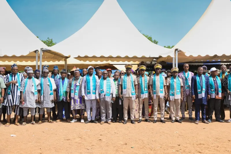 Image de Culture. La troisième édition du Festival Kalamon Yepafori s'est clôturée avec succès, après trois jours d'activités intenses visant à promouvoir le développement rural et l'autonomisation des femmes et des jeunes dans la région du Bounkani. Cet événement, qui s'est déroulé du 2 au 4 mai 2024 dans le département de Doropo, a été l'occasion pour les habitants de la région de célébrer leur culture et de discuter des défis et des opportunités auxquels ils sont confrontés. Rassemblement de Personnalités Éminentes Le Festival Kalamon Yepafori a été honoré par la présence de plusieurs personnalités éminentes, notamment le Sous-préfet de Doropo, le Ministre-Gouverneur Cissé Ibrahima Bacongo, le Maire de Doropo, des représentants de la Ministre Nialé Kaba, présidente de la cérémonie, ainsi que des chefs locaux et des élus de la région. La participation de ces figures politiques et administratives a témoigné de l'importance accordée à cet événement pour le développement local. Durant ces trois jours, les festivaliers ont pu profiter d'un programme diversifié, comprenant des activités sociales, sportives et culturelles. Des actions concrètes telles que le planting à Danoa et la remise de forages dans plusieurs villages ont été mises en œuvre pour améliorer les conditions de vie des habitants. De plus, des compétitions sportives, des concours culinaires et des spectacles artistiques ont animé l'événement, offrant aux participants une expérience enrichissante et divertissante. Engagements pour le Développement Local Lors de son discours, le Président de la Mutuelle de Développement de Kalamon a exprimé la reconnaissance de la communauté pour l'organisation de ce festival, soulignant son importance pour la promotion de la culture locale. Le Commissaire Général du Festival a également remercié les partenaires et les participants pour leur soutien et leur engagement envers le développement du Bounkani. Une attention particulière a été accordée aux jeunes lors de cet événement, avec la présentation des opportunités offertes par les antennes Emploi-jeunes de la région. Les autorités locales se sont engagées à soutenir les initiatives des jeunes et à promouvoir leur insertion socio-économique dans la région. La réussite de cette troisième édition du Festival Kalamon Yepafori témoigne de son importance en tant que catalyseur du progrès dans la région du Bounkani. En février 2025, une nouvelle édition aura lieu, avec l'objectif renouvelé de renforcer le développement rural et de promouvoir l'autonomisation des femmes et des jeunes. Quelles initiatives seront mises en place pour relever les défis à venir et saisir les opportunités de développement dans la région du Bounkani ?