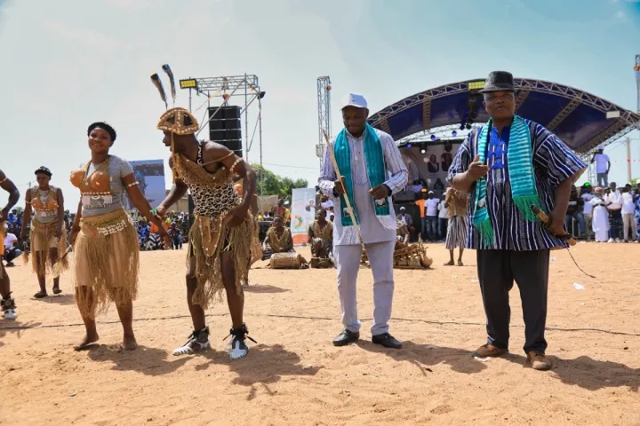 Troisième Image de Culture. La troisième édition du Festival Kalamon Yepafori s'est clôturée avec succès, après trois jours d'activités intenses visant à promouvoir le développement rural et l'autonomisation des femmes et des jeunes dans la région du Bounkani. Cet événement, qui s'est déroulé du 2 au 4 mai 2024 dans le département de Doropo, a été l'occasion pour les habitants de la région de célébrer leur culture et de discuter des défis et des opportunités auxquels ils sont confrontés. Rassemblement de Personnalités Éminentes Le Festival Kalamon Yepafori a été honoré par la présence de plusieurs personnalités éminentes, notamment le Sous-préfet de Doropo, le Ministre-Gouverneur Cissé Ibrahima Bacongo, le Maire de Doropo, des représentants de la Ministre Nialé Kaba, présidente de la cérémonie, ainsi que des chefs locaux et des élus de la région. La participation de ces figures politiques et administratives a témoigné de l'importance accordée à cet événement pour le développement local. Durant ces trois jours, les festivaliers ont pu profiter d'un programme diversifié, comprenant des activités sociales, sportives et culturelles. Des actions concrètes telles que le planting à Danoa et la remise de forages dans plusieurs villages ont été mises en œuvre pour améliorer les conditions de vie des habitants. De plus, des compétitions sportives, des concours culinaires et des spectacles artistiques ont animé l'événement, offrant aux participants une expérience enrichissante et divertissante. Engagements pour le Développement Local Lors de son discours, le Président de la Mutuelle de Développement de Kalamon a exprimé la reconnaissance de la communauté pour l'organisation de ce festival, soulignant son importance pour la promotion de la culture locale. Le Commissaire Général du Festival a également remercié les partenaires et les participants pour leur soutien et leur engagement envers le développement du Bounkani. Une attention particulière a été accordée aux jeunes lors de cet événement, avec la présentation des opportunités offertes par les antennes Emploi-jeunes de la région. Les autorités locales se sont engagées à soutenir les initiatives des jeunes et à promouvoir leur insertion socio-économique dans la région. La réussite de cette troisième édition du Festival Kalamon Yepafori témoigne de son importance en tant que catalyseur du progrès dans la région du Bounkani. En février 2025, une nouvelle édition aura lieu, avec l'objectif renouvelé de renforcer le développement rural et de promouvoir l'autonomisation des femmes et des jeunes. Quelles initiatives seront mises en place pour relever les défis à venir et saisir les opportunités de développement dans la région du Bounkani ?