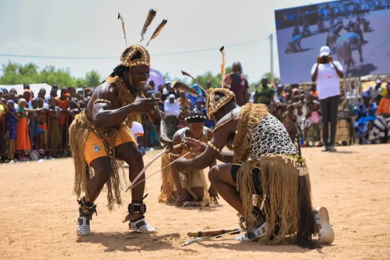 Quatrième Image de Culture. La troisième édition du Festival Kalamon Yepafori s'est clôturée avec succès, après trois jours d'activités intenses visant à promouvoir le développement rural et l'autonomisation des femmes et des jeunes dans la région du Bounkani. Cet événement, qui s'est déroulé du 2 au 4 mai 2024 dans le département de Doropo, a été l'occasion pour les habitants de la région de célébrer leur culture et de discuter des défis et des opportunités auxquels ils sont confrontés. Rassemblement de Personnalités Éminentes Le Festival Kalamon Yepafori a été honoré par la présence de plusieurs personnalités éminentes, notamment le Sous-préfet de Doropo, le Ministre-Gouverneur Cissé Ibrahima Bacongo, le Maire de Doropo, des représentants de la Ministre Nialé Kaba, présidente de la cérémonie, ainsi que des chefs locaux et des élus de la région. La participation de ces figures politiques et administratives a témoigné de l'importance accordée à cet événement pour le développement local. Durant ces trois jours, les festivaliers ont pu profiter d'un programme diversifié, comprenant des activités sociales, sportives et culturelles. Des actions concrètes telles que le planting à Danoa et la remise de forages dans plusieurs villages ont été mises en œuvre pour améliorer les conditions de vie des habitants. De plus, des compétitions sportives, des concours culinaires et des spectacles artistiques ont animé l'événement, offrant aux participants une expérience enrichissante et divertissante. Engagements pour le Développement Local Lors de son discours, le Président de la Mutuelle de Développement de Kalamon a exprimé la reconnaissance de la communauté pour l'organisation de ce festival, soulignant son importance pour la promotion de la culture locale. Le Commissaire Général du Festival a également remercié les partenaires et les participants pour leur soutien et leur engagement envers le développement du Bounkani. Une attention particulière a été accordée aux jeunes lors de cet événement, avec la présentation des opportunités offertes par les antennes Emploi-jeunes de la région. Les autorités locales se sont engagées à soutenir les initiatives des jeunes et à promouvoir leur insertion socio-économique dans la région. La réussite de cette troisième édition du Festival Kalamon Yepafori témoigne de son importance en tant que catalyseur du progrès dans la région du Bounkani. En février 2025, une nouvelle édition aura lieu, avec l'objectif renouvelé de renforcer le développement rural et de promouvoir l'autonomisation des femmes et des jeunes. Quelles initiatives seront mises en place pour relever les défis à venir et saisir les opportunités de développement dans la région du Bounkani ?