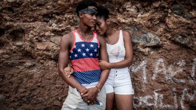 Image de Amour/Couple. La question de savoir si l'amour sans sexe est possible à Abidjan soulève un débat complexe et fascinant. Dans une société où la sexualité est souvent considérée comme un élément essentiel des relations amoureuses, remettre en question cette notion peut sembler audacieux. Cependant, il est important d'explorer cette question avec ouverture d'esprit et de considérer les diverses perspectives qui existent sur ce sujet délicat. Contexte socioculturel et religieux Abidjan, la capitale économique de la Côte d'Ivoire, est une ville riche en diversité culturelle et religieuse. Les normes sociales et les attentes en matière de relations amoureuses varient selon les communautés et les milieux sociaux. Dans certains cercles, la sexualité est considérée comme une composante naturelle et nécessaire de l'amour, tandis que dans d'autres, les valeurs religieuses et traditionnelles peuvent influencer les attitudes envers la chasteté et la pureté avant le mariage. Pourtant, il existe une perspective alternative qui considère l'amour comme un lien émotionnel profond et authentique, indépendamment de la dimension sexuelle. Pour certains, l'amour peut être exprimé à travers des gestes de tendresse, des moments de partage et de soutien mutuel, sans nécessairement impliquer une activité sexuelle. Cette vision de l'amour met l'accent sur la connexion émotionnelle et spirituelle entre les individus, plutôt que sur les désirs physiques. Exemples de relations sans sexe à Abidjan Dans la réalité quotidienne à Abidjan, il existe des exemples de relations où l'amour est privilégié par rapport à la sexualité. Des couples peuvent choisir de retarder l'intimité physique pour diverses raisons, telles que des convictions religieuses, des considérations morales ou simplement parce qu'ils préfèrent développer une connexion émotionnelle solide avant d'explorer leur relation sur le plan physique. Ces couples démontrent qu'il est possible de cultiver une relation épanouissante et durable sans nécessairement passer par des actes sexuels. Cependant, il convient de reconnaître que vivre une relation sans sexe à Abidjan peut être confronté à des pressions sociales et à des défis. Dans une société où la sexualité est souvent considérée comme une norme sociale, les couples qui choisissent de s'abstenir peuvent être confrontés à des jugements et à des stigmatisations. De plus, la pression des pairs et l'influence des médias peuvent exercer une influence sur les attentes des individus en matière de relations amoureuses. L'importance de la communication et du respect mutuel Pour que l'amour sans sexe soit possible à Abidjan, il est essentiel que les partenaires communiquent ouvertement et respectent les limites de l'autre. La clarté des attentes, la compréhension mutuelle et le respect des choix individuels sont des éléments fondamentaux d'une relation saine et équilibrée. En mettant l'accent sur la communication et le respect mutuel, les couples peuvent surmonter les pressions extérieures et vivre une relation authentique basée sur l'amour véritable. En conclusion, la question de savoir si l'amour sans sexe est possible à Abidjan soulève des réflexions profondes sur la nature des relations humaines et les normes sociales qui les encadrent. Alors que la société évolue et que les attitudes envers la sexualité continuent de changer, il est important de reconnaître la diversité des expériences et des perspectives en matière d'amour et de sexualité. En ouvrant le dialogue sur ce sujet complexe, nous pouvons mieux comprendre les différentes facettes de l'amour et explorer les possibilités d'une connexion émotionnelle authentique, quelle que soit la dimension physique.